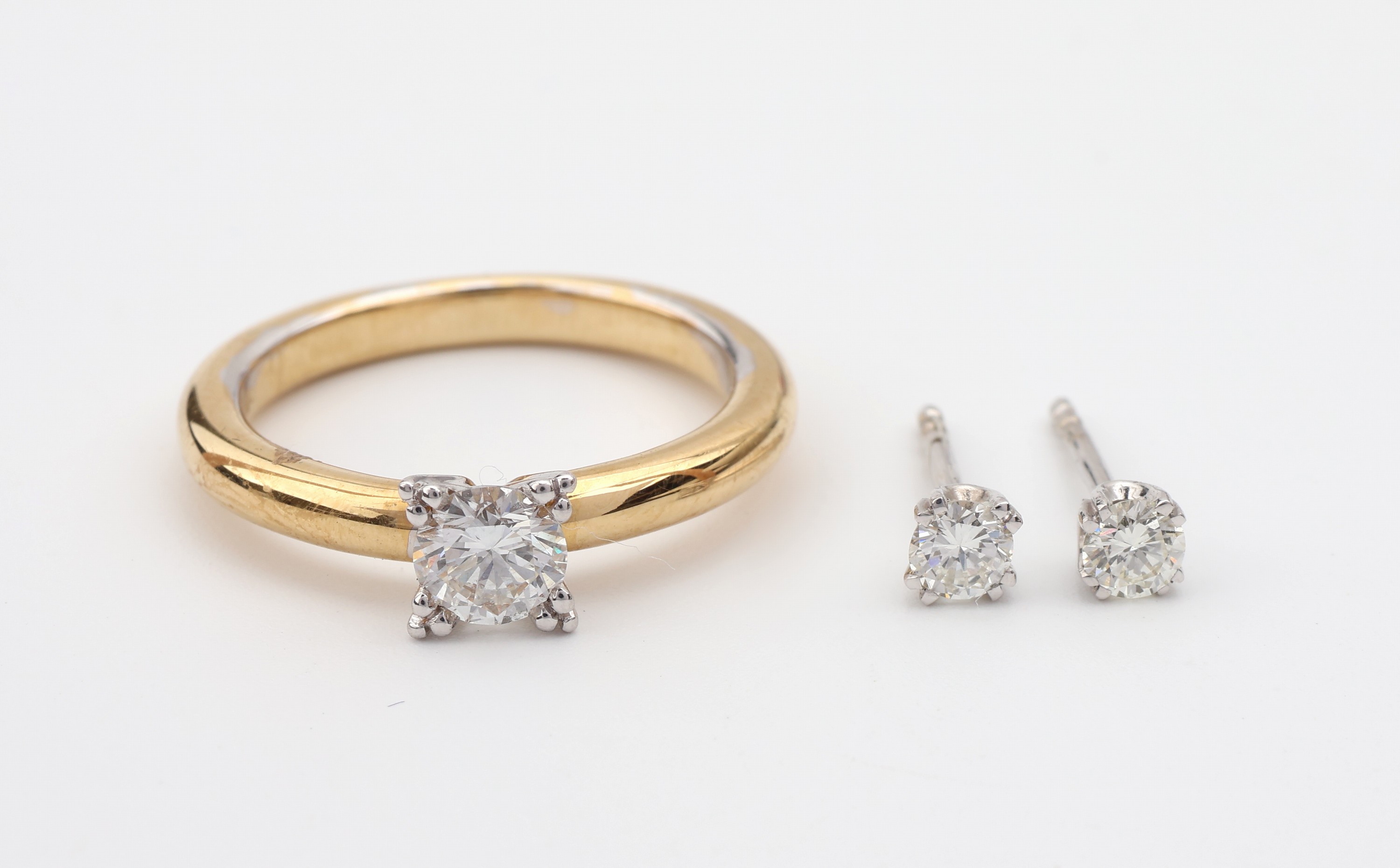 Gold Brillant-Konvolut, best. aus: Ring GG/WG 750/000, RW 54, in WG gefasster Brillantca. 0.47 ct (grav.) Weiß/p1, ca. 5.2 g und 1 Paar Ohrstecker, ...