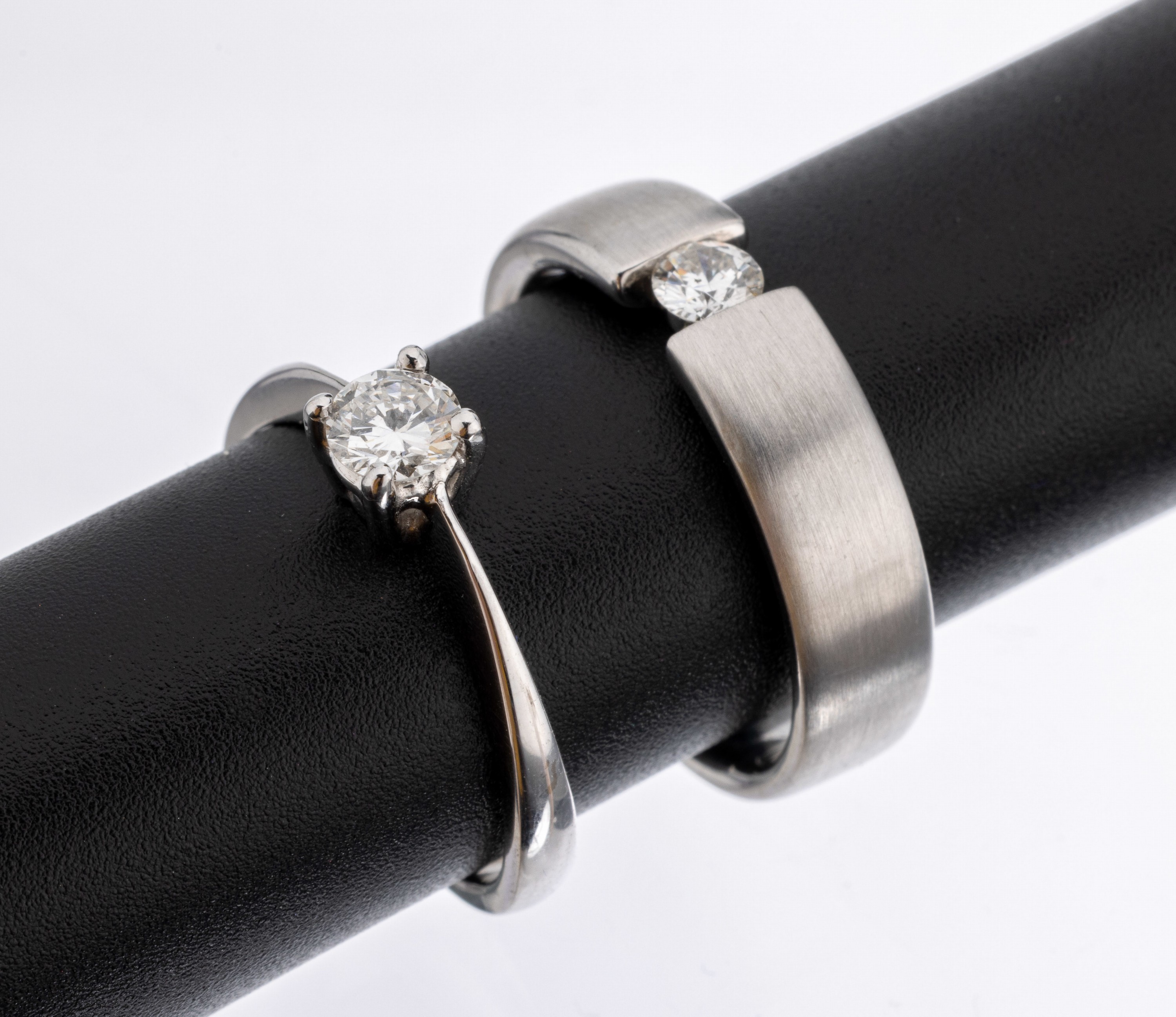 Konvolut 2 Brillant-Ringe, WG 585/000, 1 x Spannringoptik, Ringschiene sat., Brillant ca.0.20 ct (grav.) Weiß/p1, RW 58, und 1 Ring, Brillant ca. ...