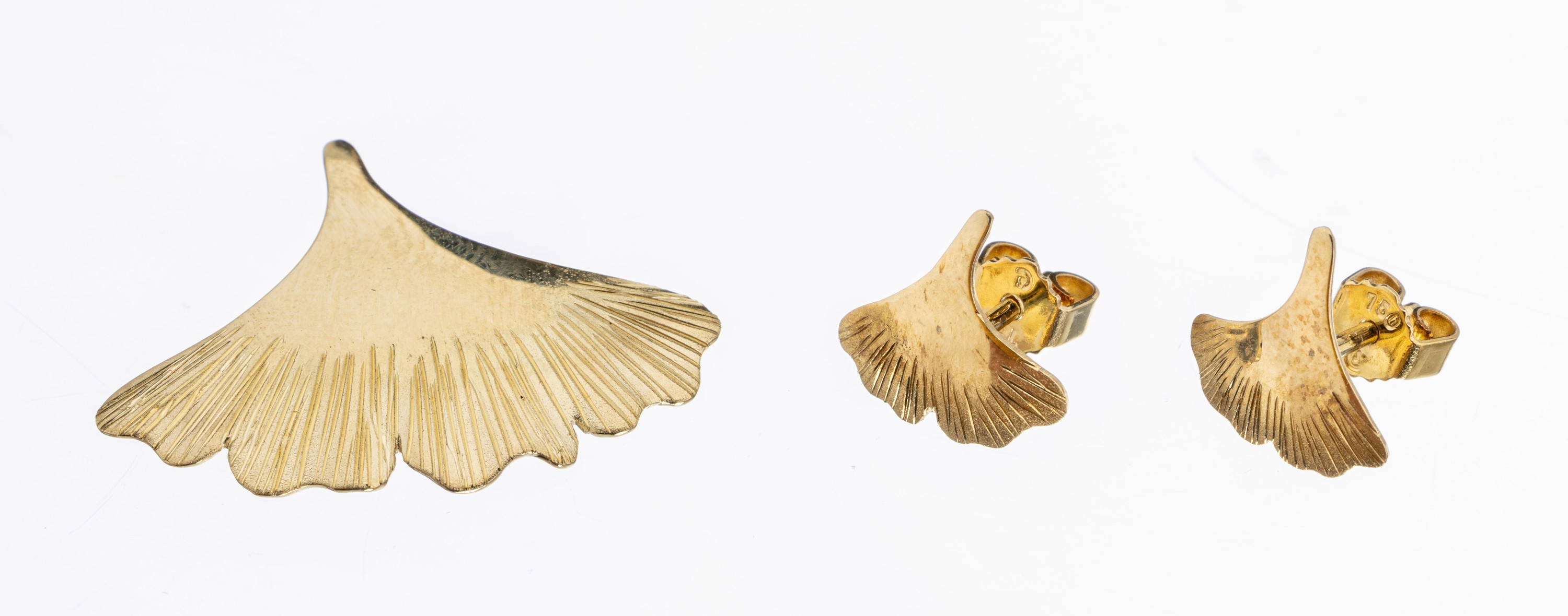 14 kt Gold Schmuckset "Ginkgo", GG 585/000,best. aus: 1 Anhänger und 1 Paar Ohrstecker, ca. 3.6 g, Brisuren GG 750/000