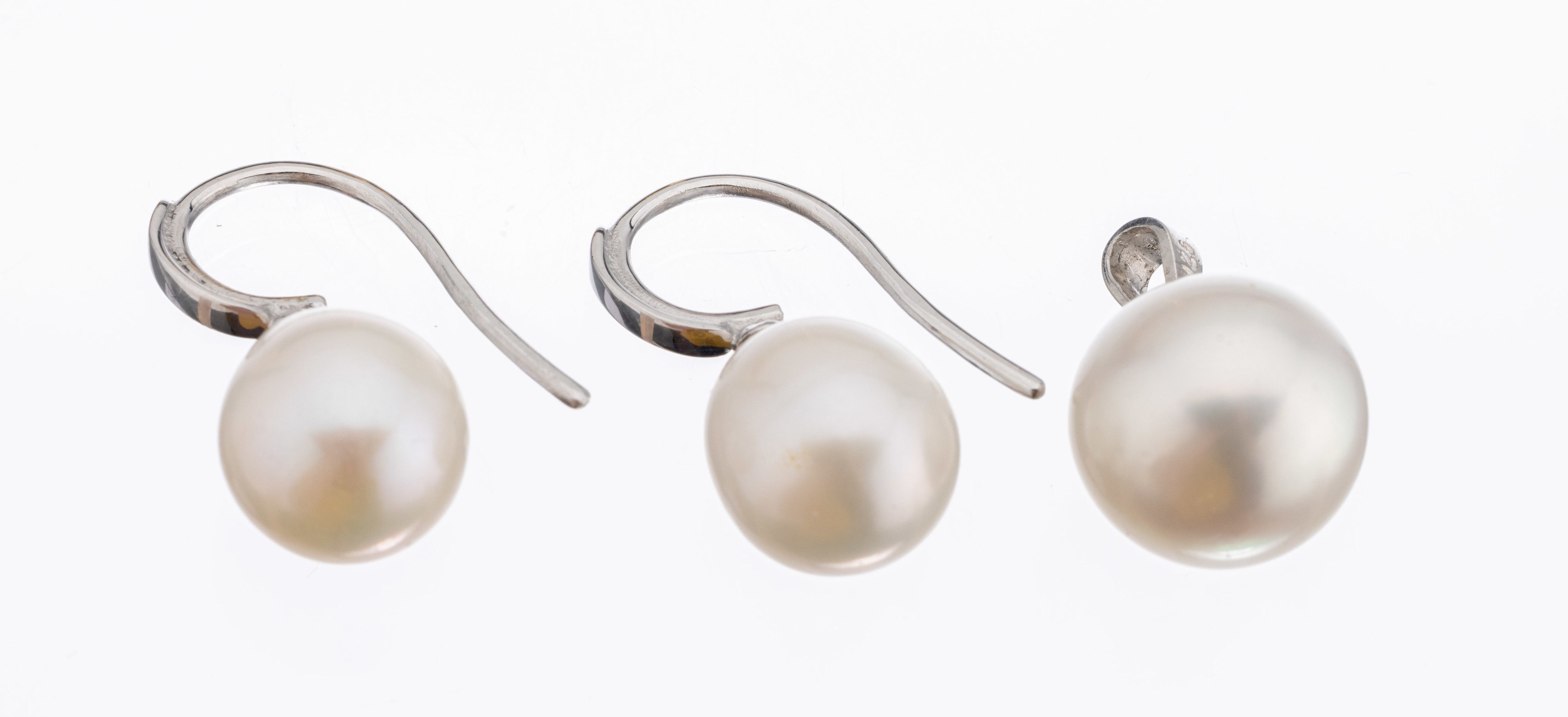 14 kt Gold Perl-Schmuckset, WG 585/000, best. aus: 1 Anhänger Öse 925er Silber, Südseezuchtperle, D. ca. 12.2 mm, und 1 Paar Ohrhänger, ...