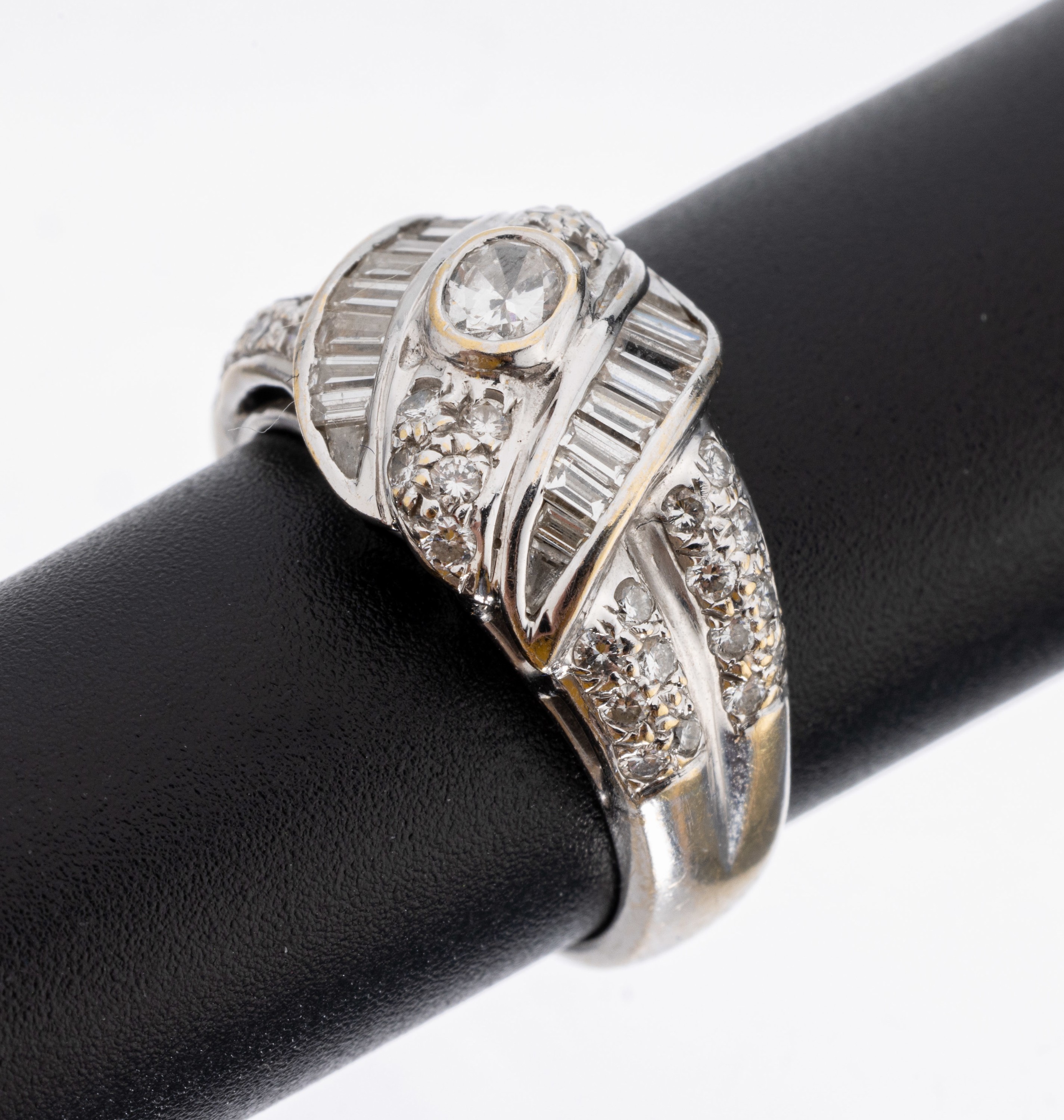18 kt Gold Diamant-Ring, WG 750/000, bes. mit 39 Brillanten und 20 Diamantbaguettes zus.ca. 1.80 ct Weiß/si, RW 52, ca. 6.4 g