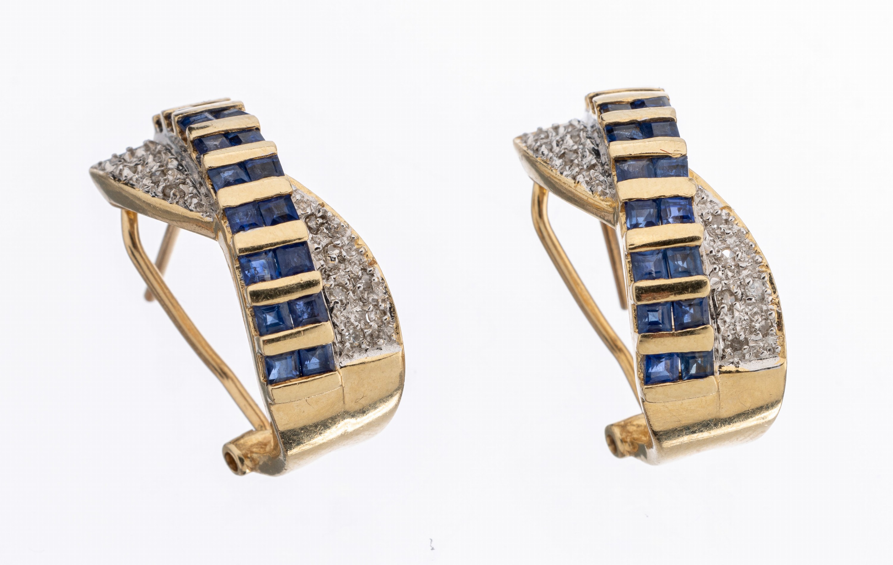 Paar 14 kt Gold Saphir-Diamant-Ohrstecker, GG/WG 585/000, überkreuzte Schiene, bes. mit 36 Saphircarrees zus. ca. 0.90 ct, 24 in WG gefasste ...
