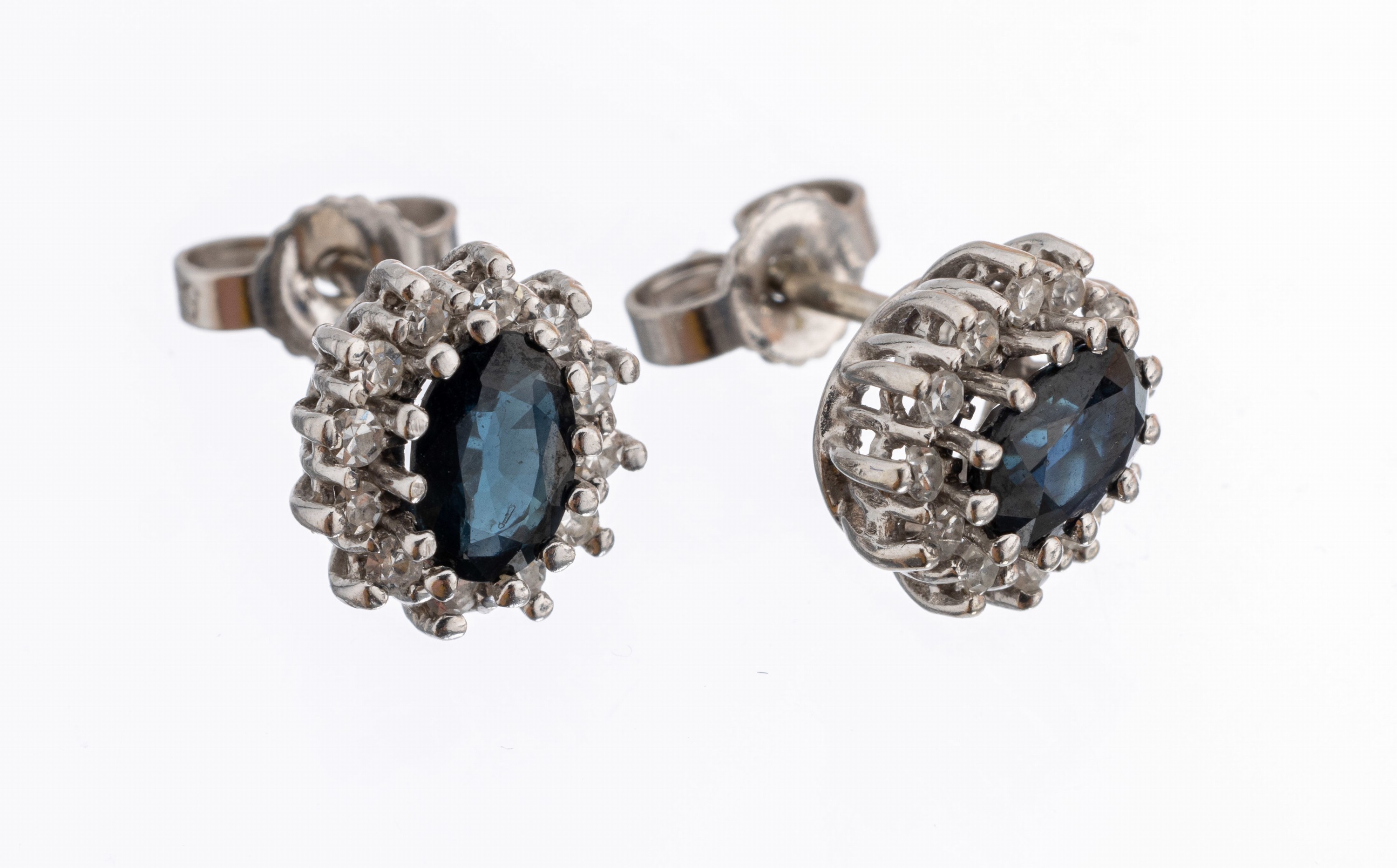 Paar 14 kt Gold Saphir-Diamant-Ohrstecker, WG 585/000, 2 ovalfacett. Saphire zus. ca. 1.0 ct, ct, 24 8/8-Diamanten zus. ca. 0.24 ct Weiß/si-p1, ca. ...