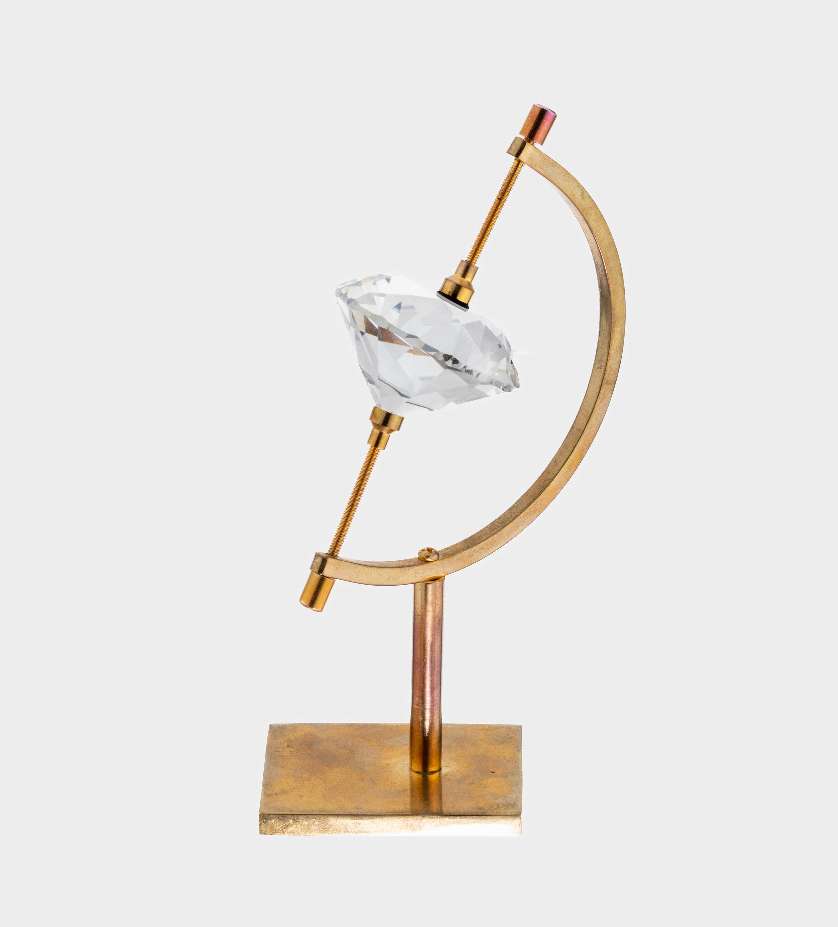 Briefbeschwerer, Messing, in Form eines Kugelständers, eingespannter Bergkristall in Form eines Brillanten, H. ca. 17.5 cm