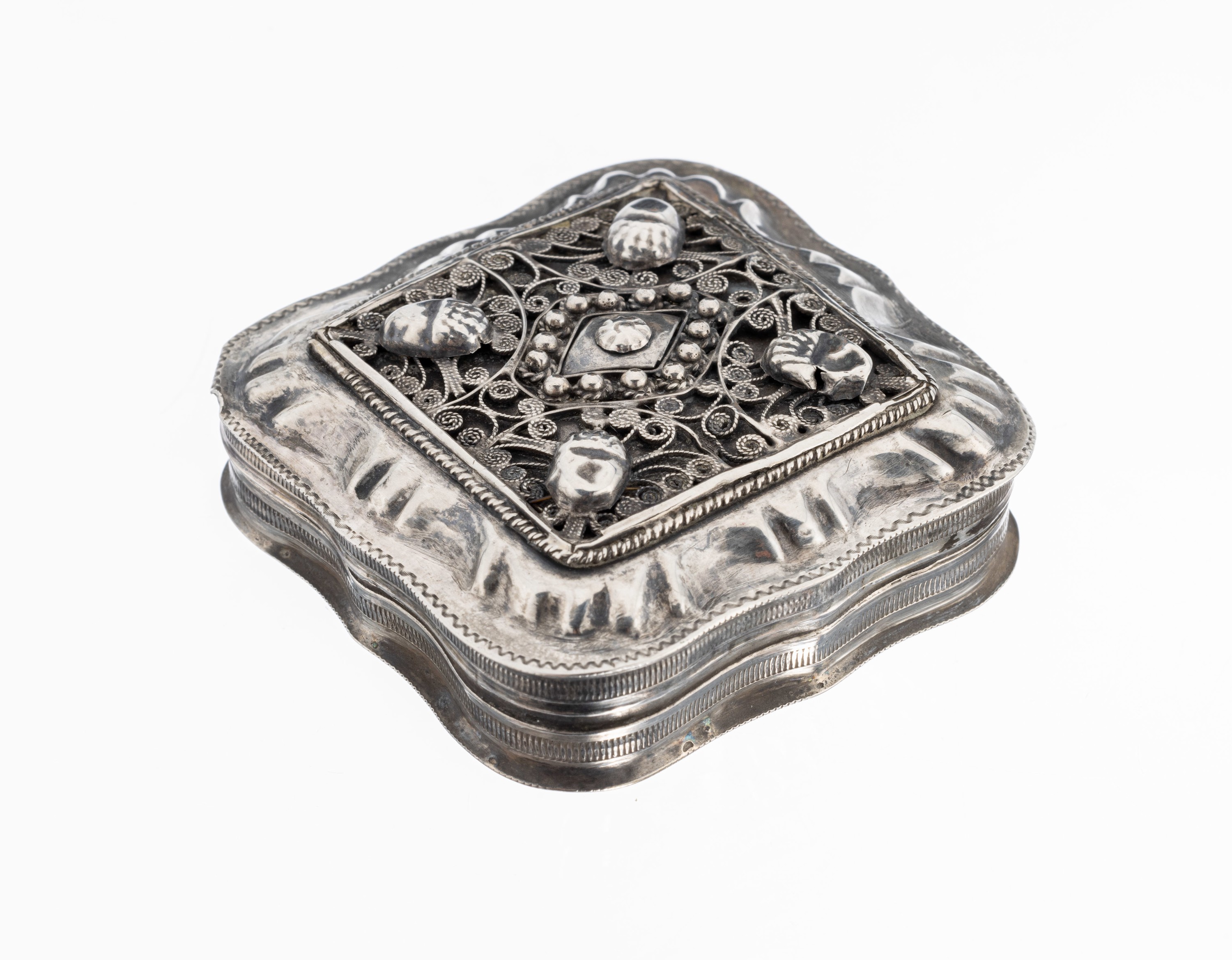 Pillendose, Niederlande um 1900, 835er Silber, geschwungene Grundform, Deckel mit Filigranarbeit und Eicheln, ca. 5 x 5 cm, Meistermarke verschlagen