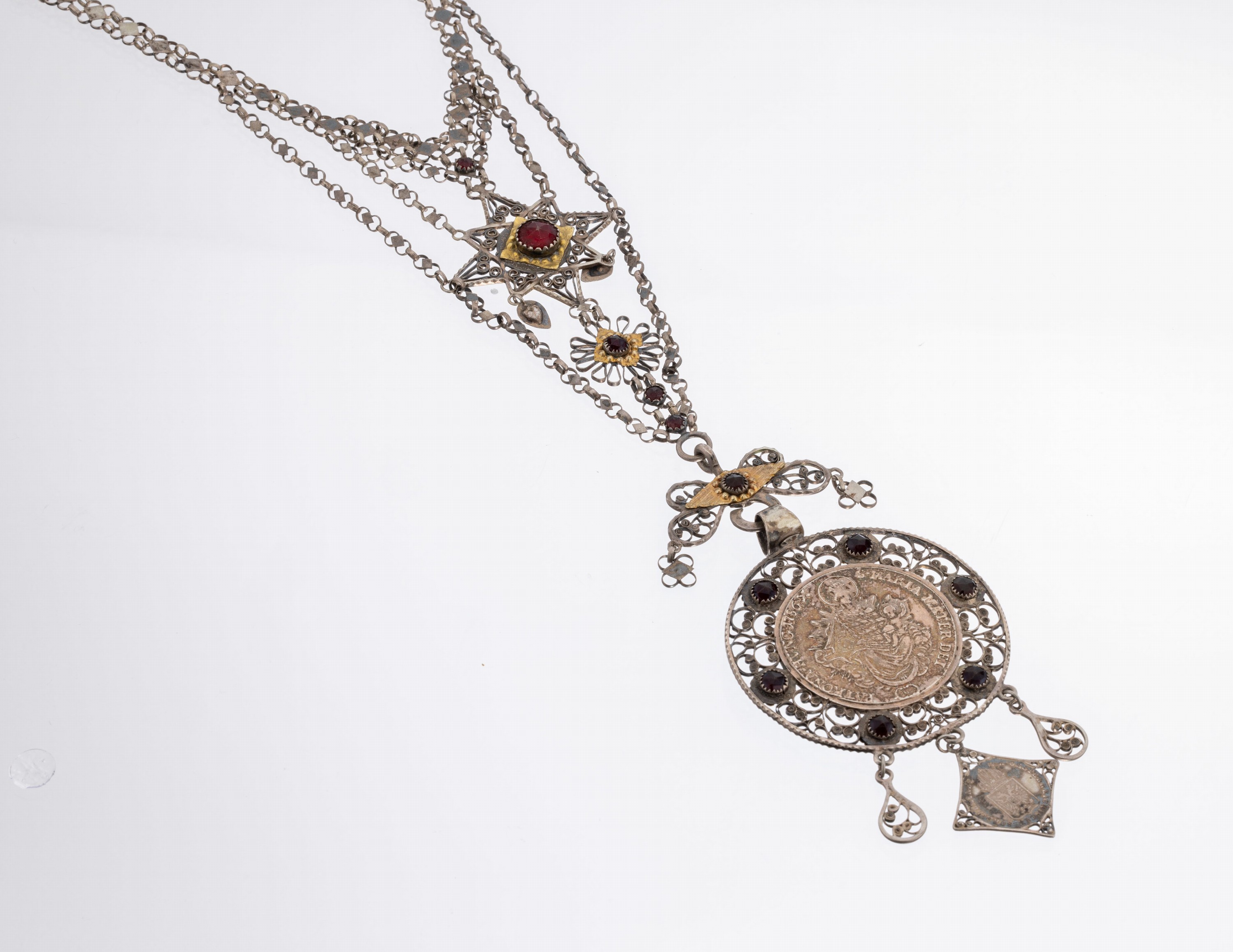 Trachten-Collier, süddeutsch um 1860-80, Silber gepr., aufwendige Arbeit, gr. Abhängungmit Silbermünzen, Taler 1786, Kreuzer 1849, rote ...