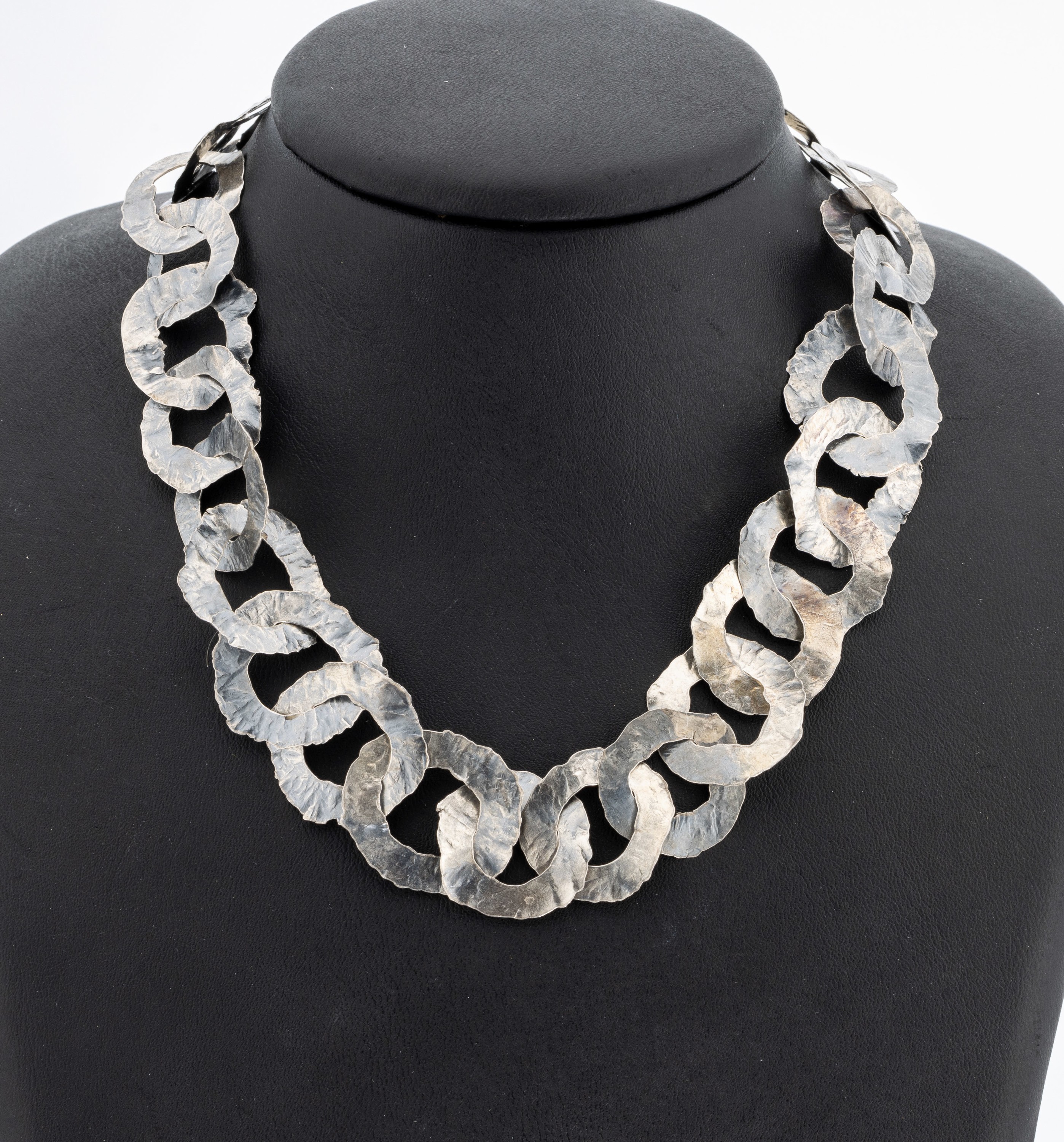 Designer Collier, Silber gepr., Handarbeit aus ineinander verschlungenen Kreisen, L. ca. 100 cm, endlos