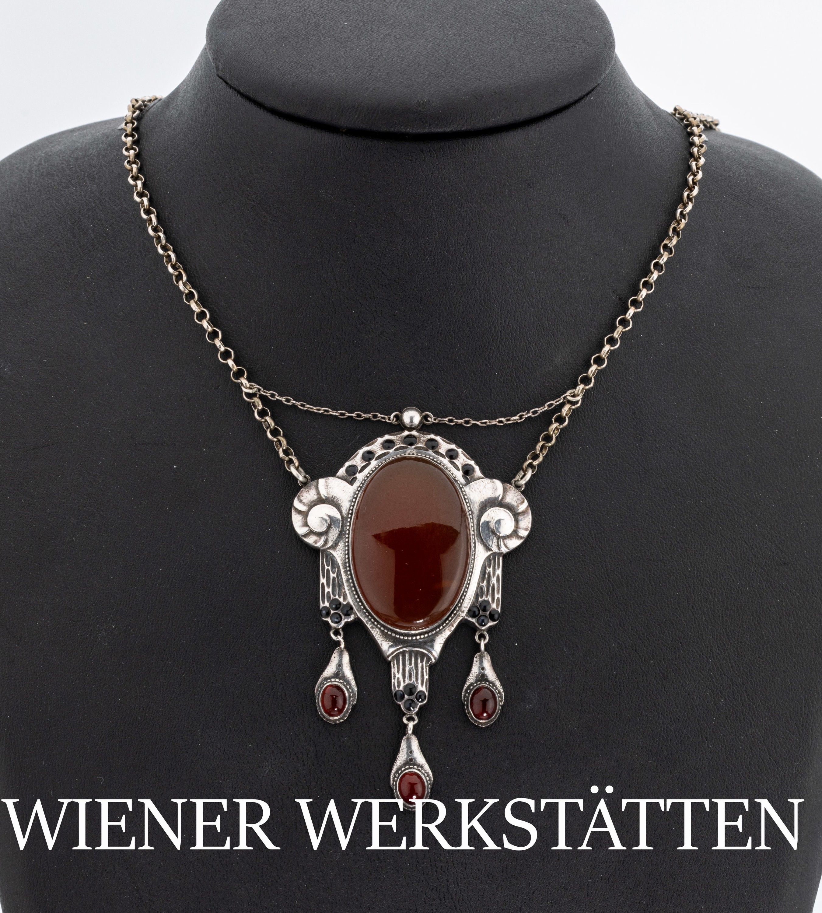 Wiener Werkstätten Karneol-Collier, um 1930, 935er Silber, streng geometrisches Mittelteil, mittig gr. ovaler Karneol, 3 bewegl. Abhängungen mit ...