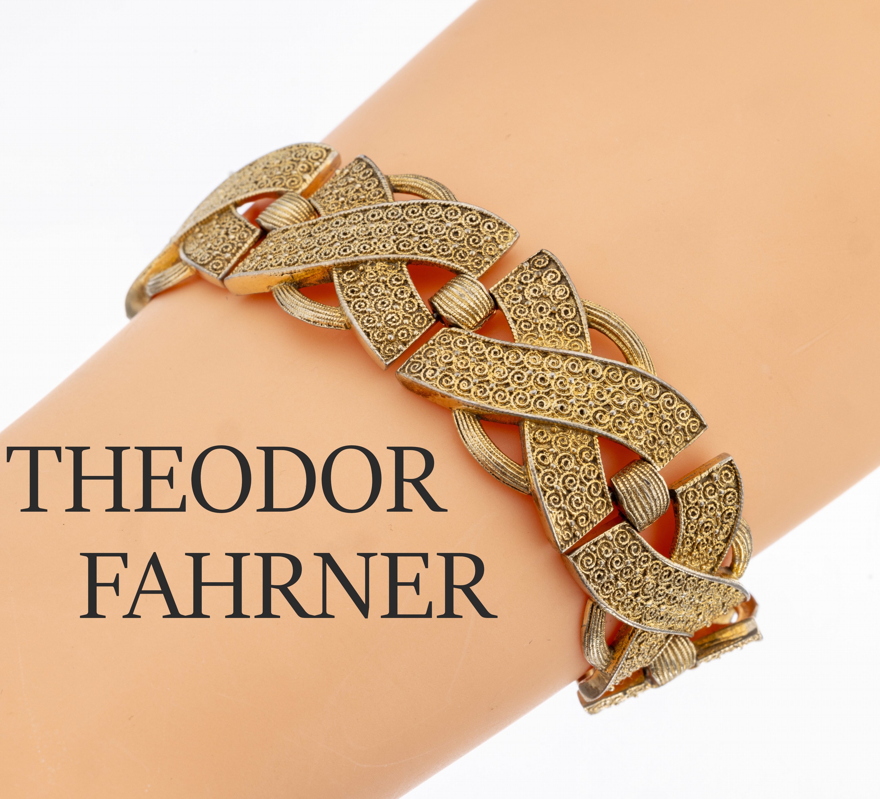 THEODOR FAHRNER Armband, um 1920, 925er Silber verg., Glieder aus gekreuzten Elementenmit Filigrandraht, L. ca. 19 cm, Kastenschlossmit ...