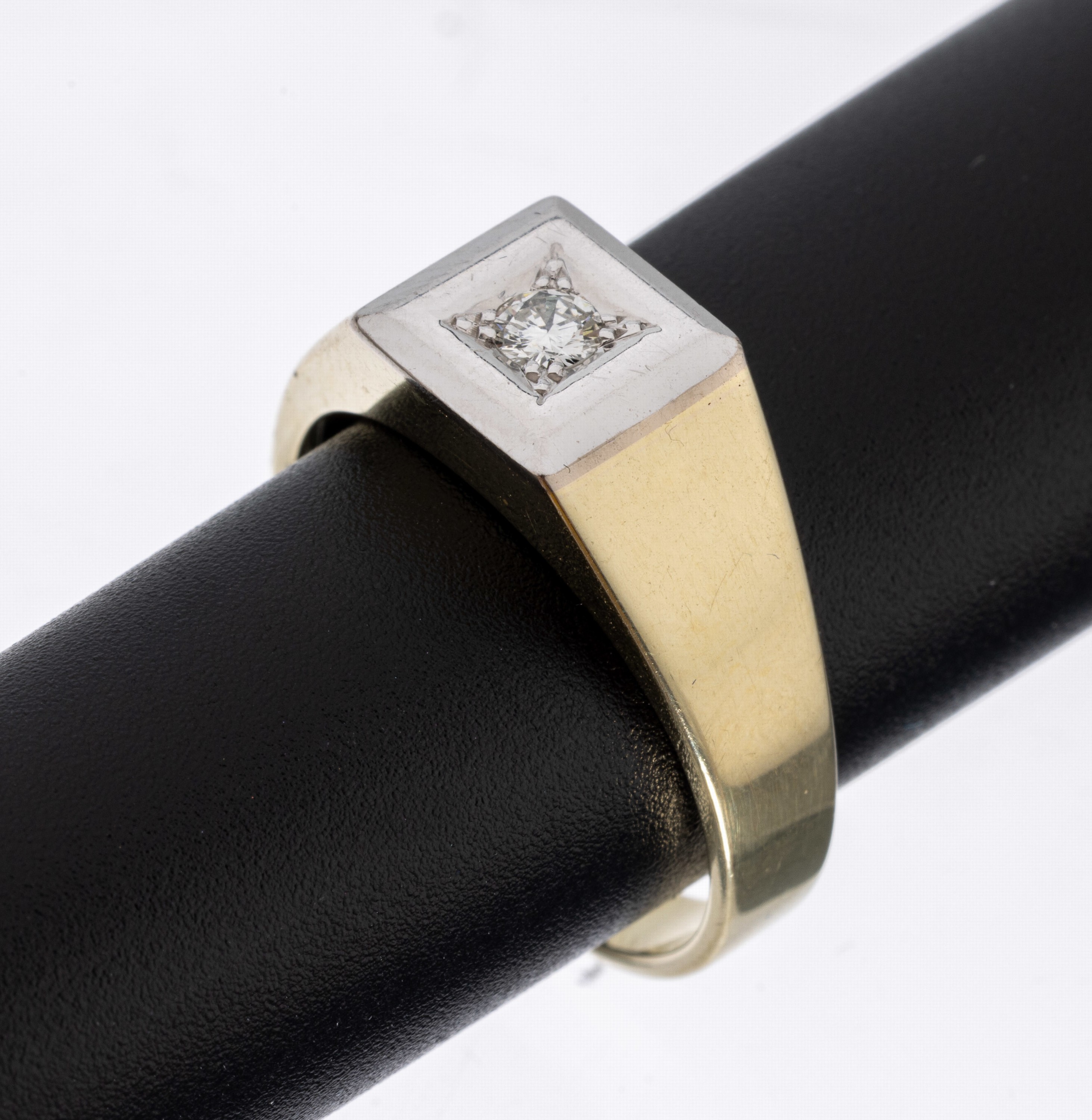 14 kt Gold Brillant-Herrenring, GG/WG 585/000, schlicht, in WG gefasster Brillant ca. 0.12 ct (grav.) Weiß/si, RW 60, ca. 6.4 g