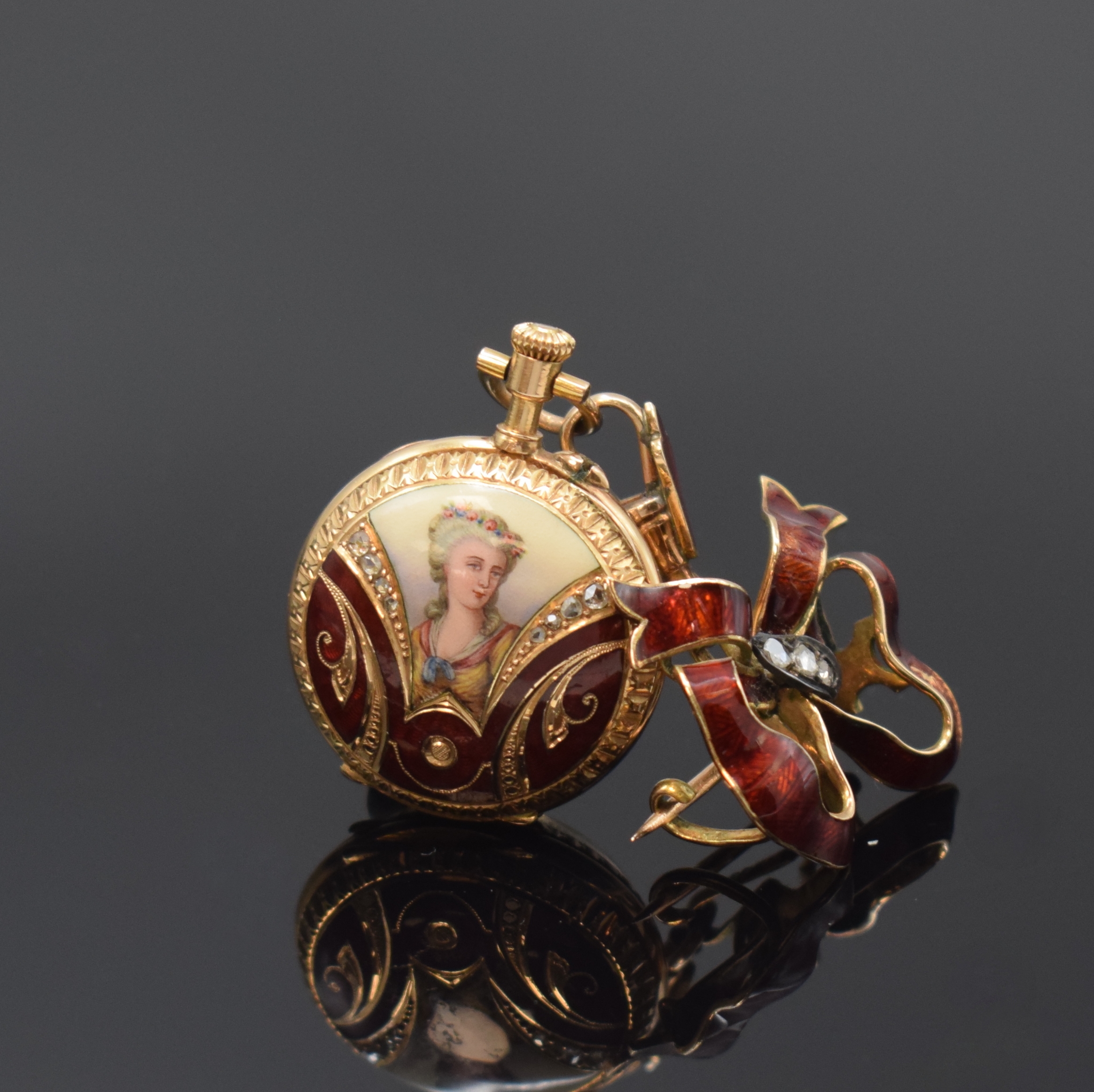 Seltene kleine Dame-Anhänge-Emailuhr mit dazugehöriger Brosche, Schweiz um 1900, offenes Geh. in RoseG 585/000, rücks. polychrome Emailmalerei ...