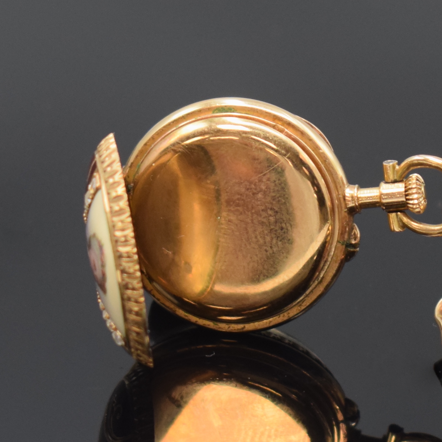 Detail d: Seltene kleine Dame-Anhänge-Emailuhr mit dazugehöriger Brosche, Schweiz um 1900, offenes Geh. in RoseG 585/000, rücks. polychrome Emailmalerei ...
