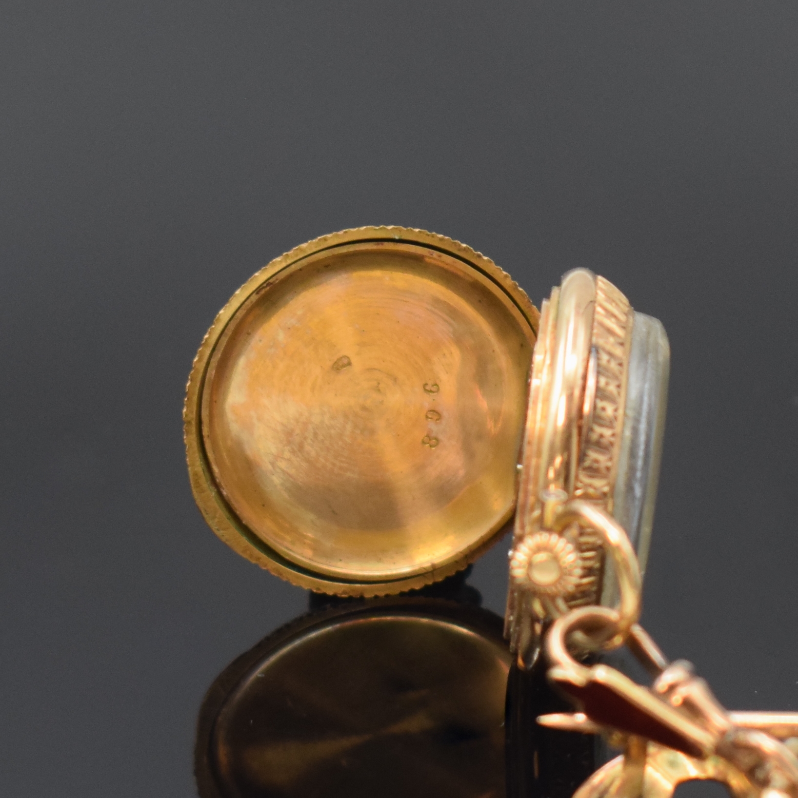 Detail e: Seltene kleine Dame-Anhänge-Emailuhr mit dazugehöriger Brosche, Schweiz um 1900, offenes Geh. in RoseG 585/000, rücks. polychrome Emailmalerei ...