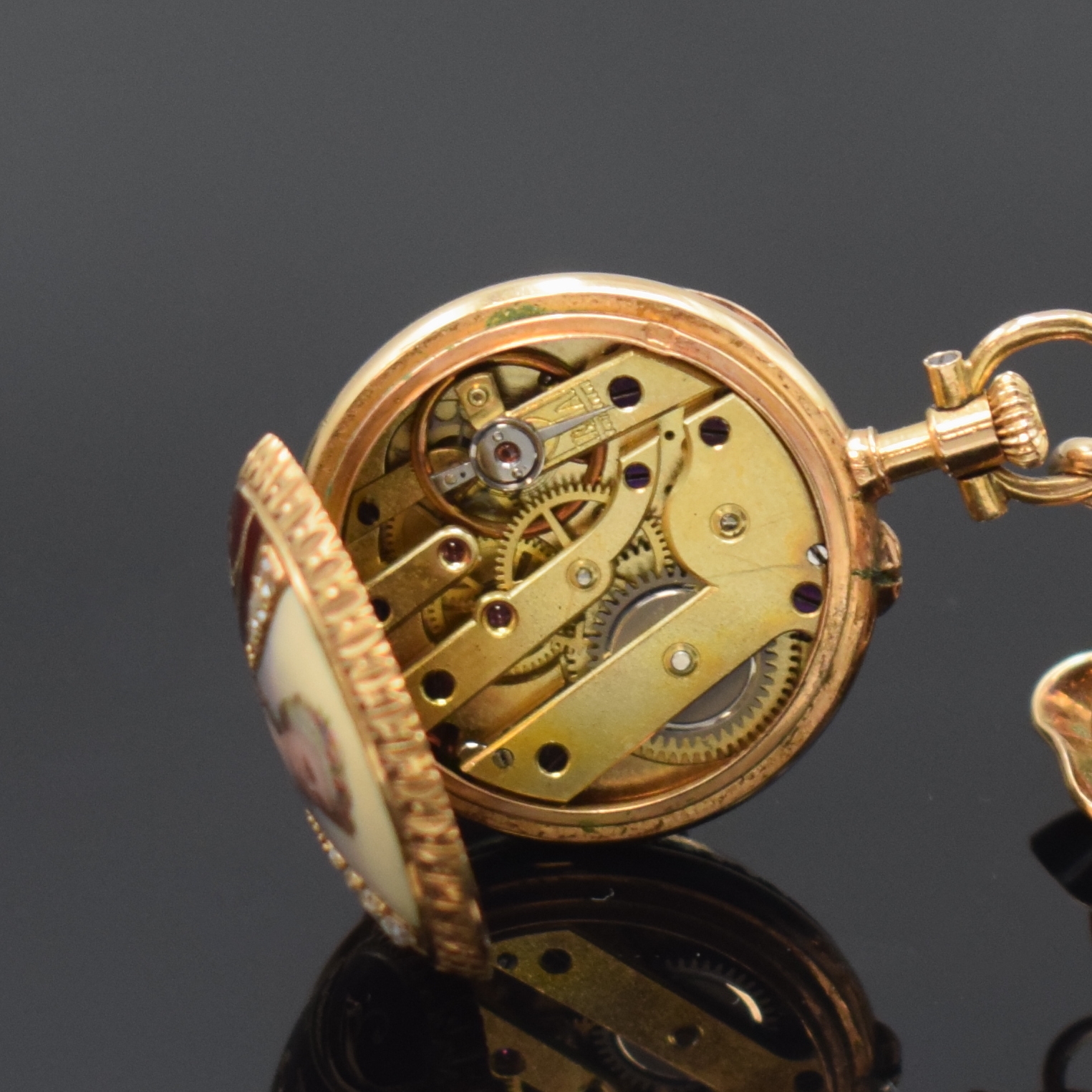 Detail f: Seltene kleine Dame-Anhänge-Emailuhr mit dazugehöriger Brosche, Schweiz um 1900, offenes Geh. in RoseG 585/000, rücks. polychrome Emailmalerei ...