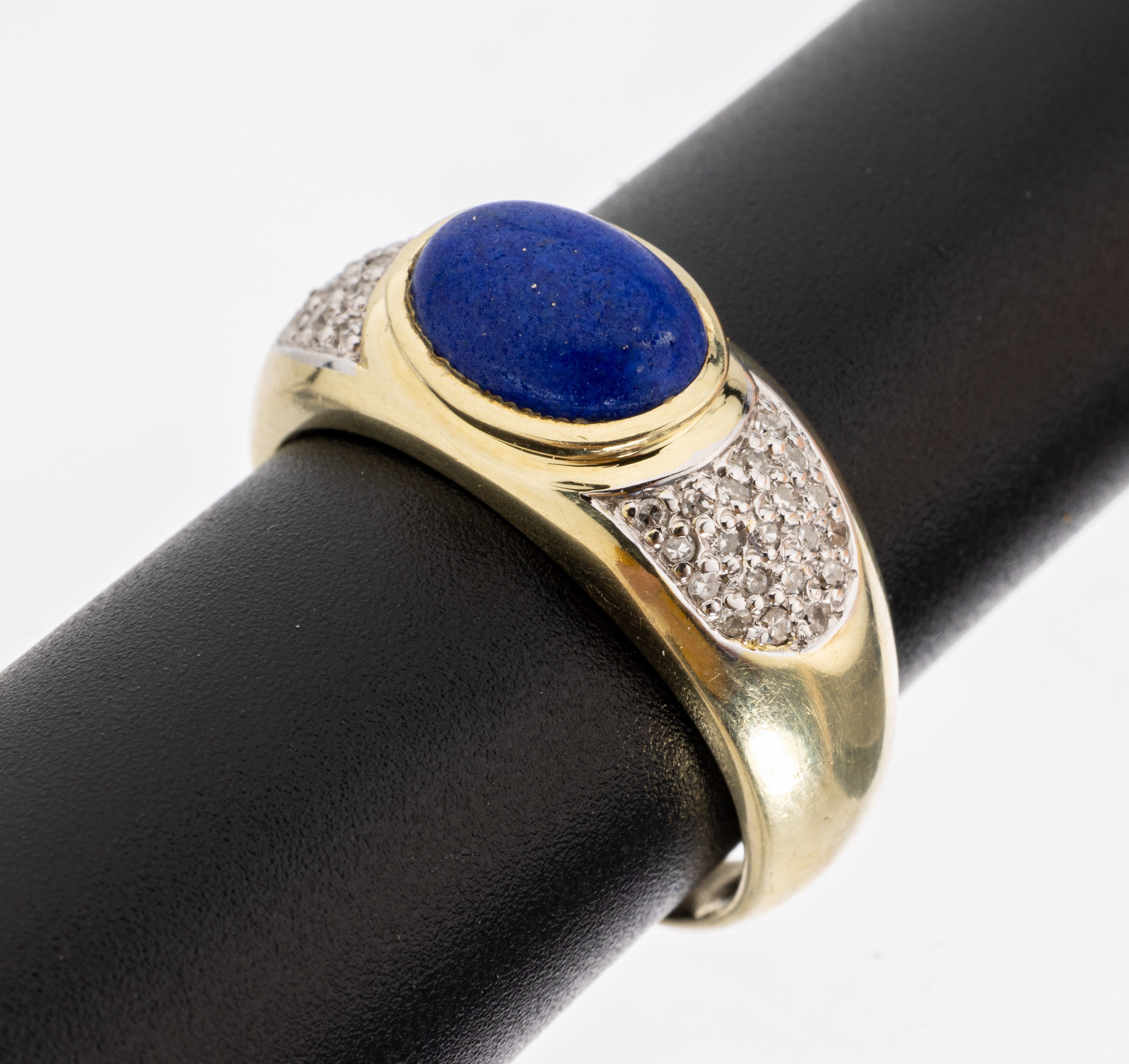 14 kt Gold Lapislazuli-Diamant-Ring, GG 585/000, ovaler Lapislazuli-Cabochon, feine Farbe, 40 8/8-Diamanten zus. ca. 0.20 ct Weiß/si, RW 59, ca. ...
