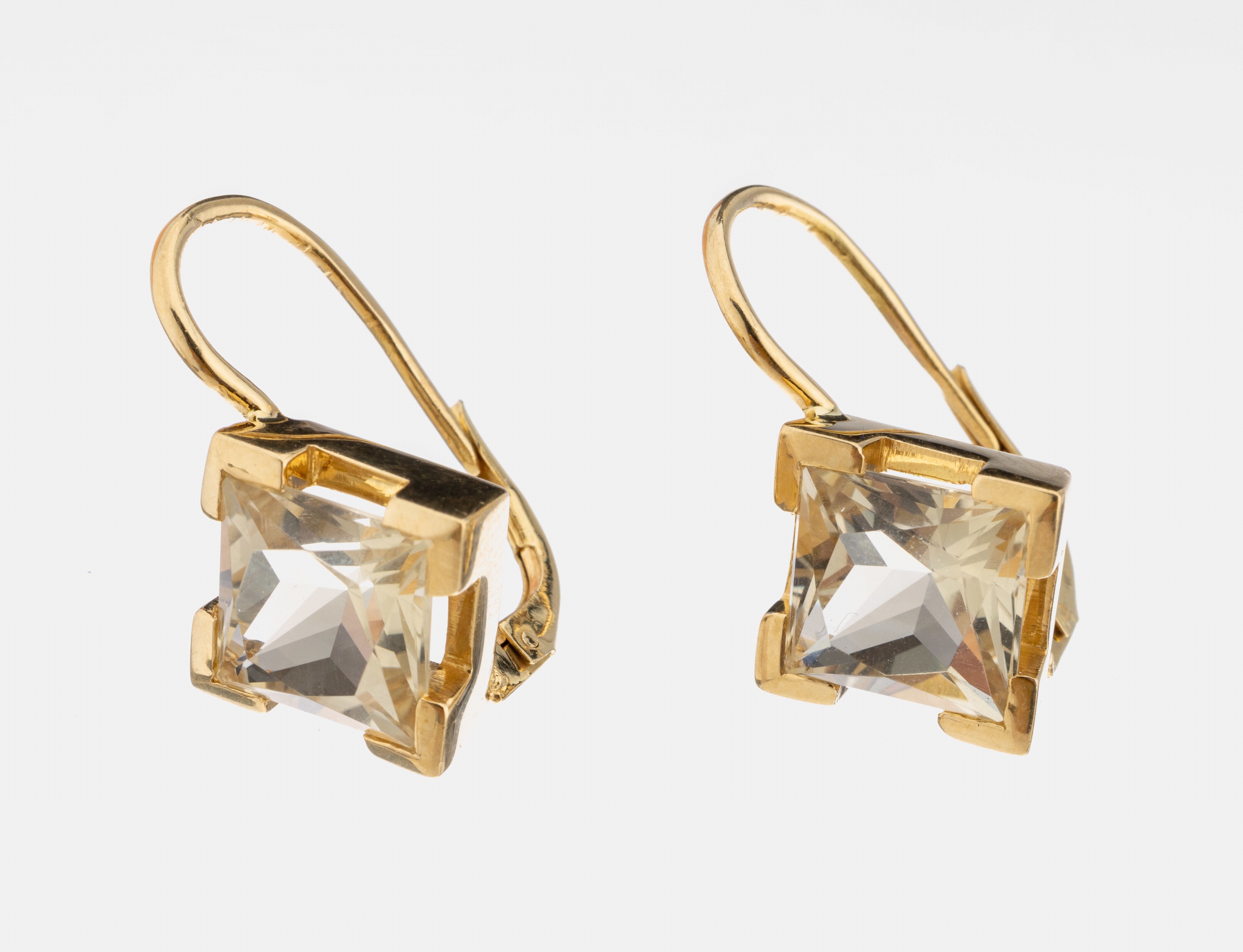 Paar 18 kt Gold Citrin-Ohrhänger, GG 750/000, quadratisch, 2 Citrin-Carrees zus. ca. 6.0 ct, ca. 7.8 g
