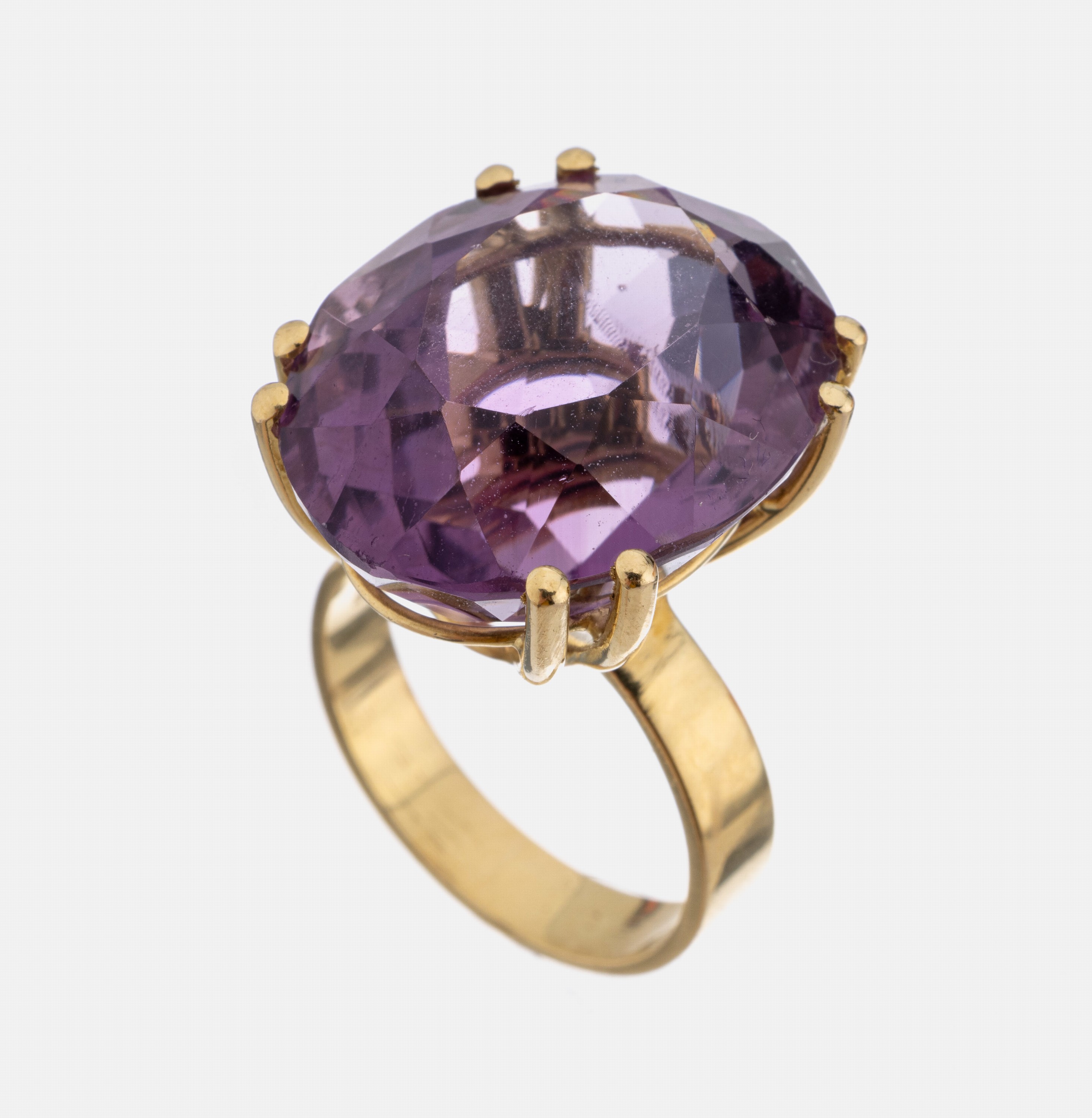 18 kt Gold Amethyst-Ring, GG 750/000, hoch aufgebauter Ringkopf, ovalfacett. Amethyst ca. 30.0 ct, RW 57, ca. 13.2 g