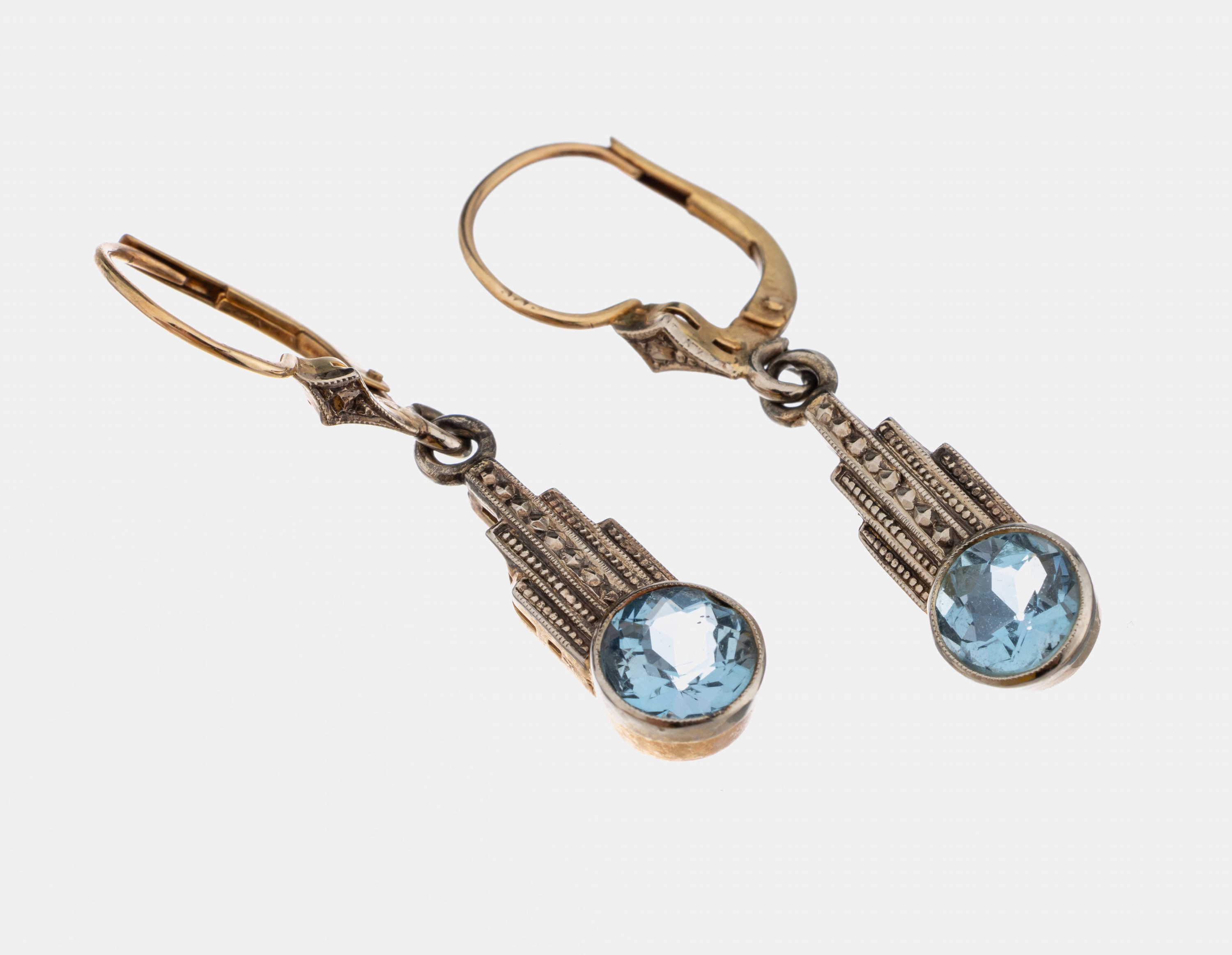 Paar 14 kt Gold Topas-Ohrhänger, GG/WG 585/000, Art Deco Stil, schauseitig WG, 2 rundfacett. Blautopase (beh.) zus. ca. 2.0 ct,L. ca. 3.5 cm, ca. ...