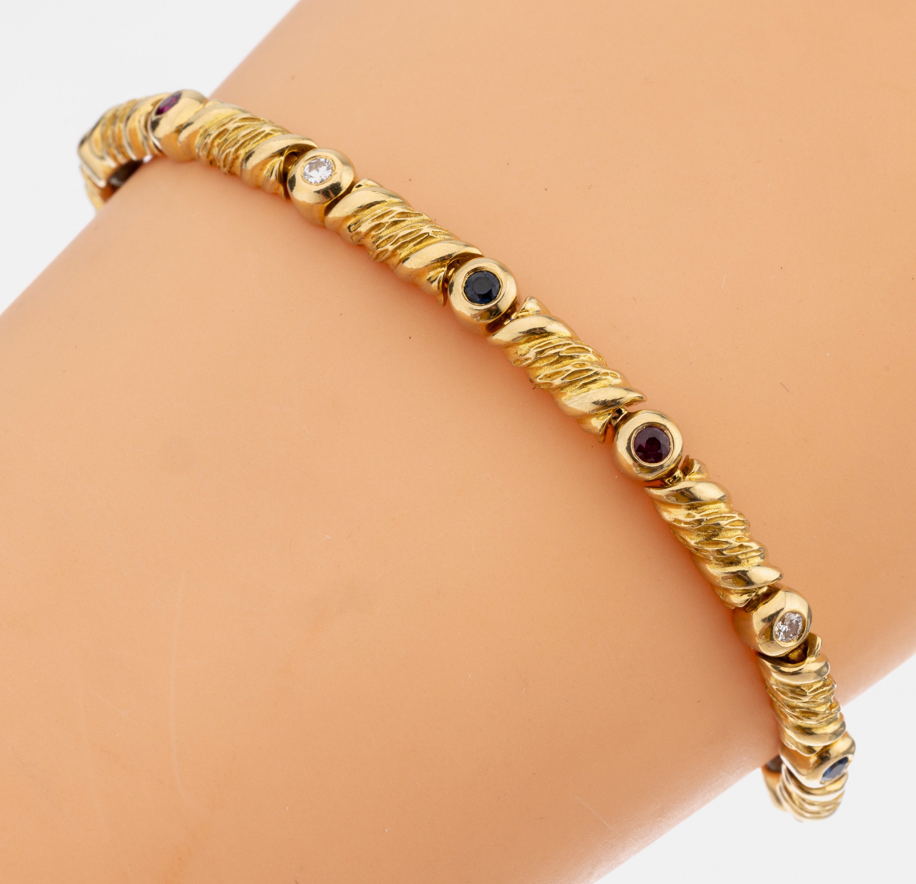 18 kt Gold Brillant-Rubin-Saphir-Armband, GG 750/000, qualitätvolle Verarbeitung, 4 Brillanten zus. ca. 0.12 ct Weiß/vs-si, 4 rundfacett. Rubine ...