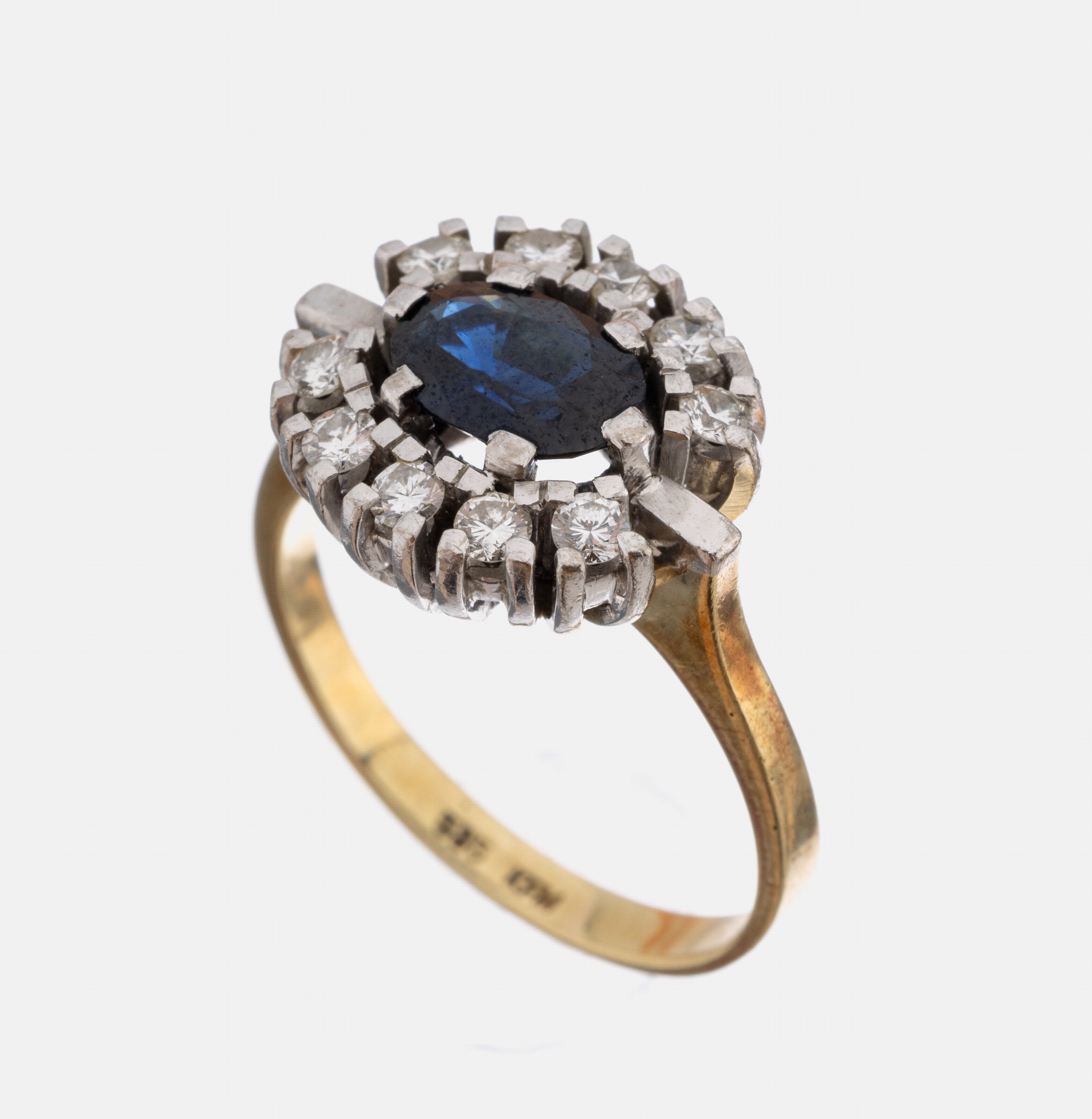 14 kt Gold Saphir-Brillant-Ring, GG/WG 585/000, Ringkopf WG, ovalfacett. Saphir ca. 1.20 ct, umgeben von 10 Brillanten zus. ca. 0.30 ct Weiß/si, RW ...