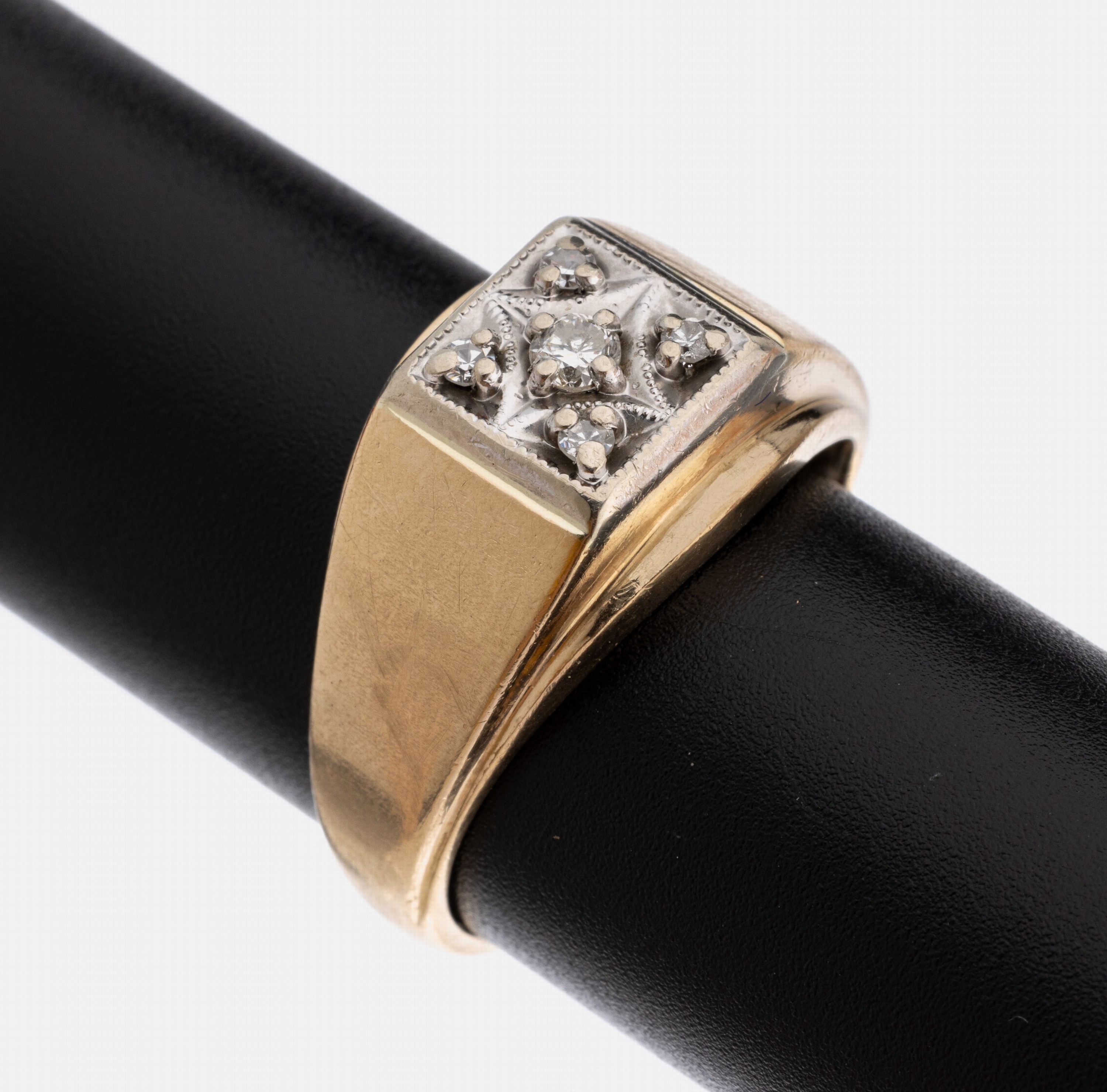 14 kt Gold Diamant-Herrenring, GG/WG 585/000, Ringkopf WG, 1 Brillant und 4 8/8- Diamanten zus. ca. 0.14 ct Weiß/si, RW 67, ca. 8.3 g