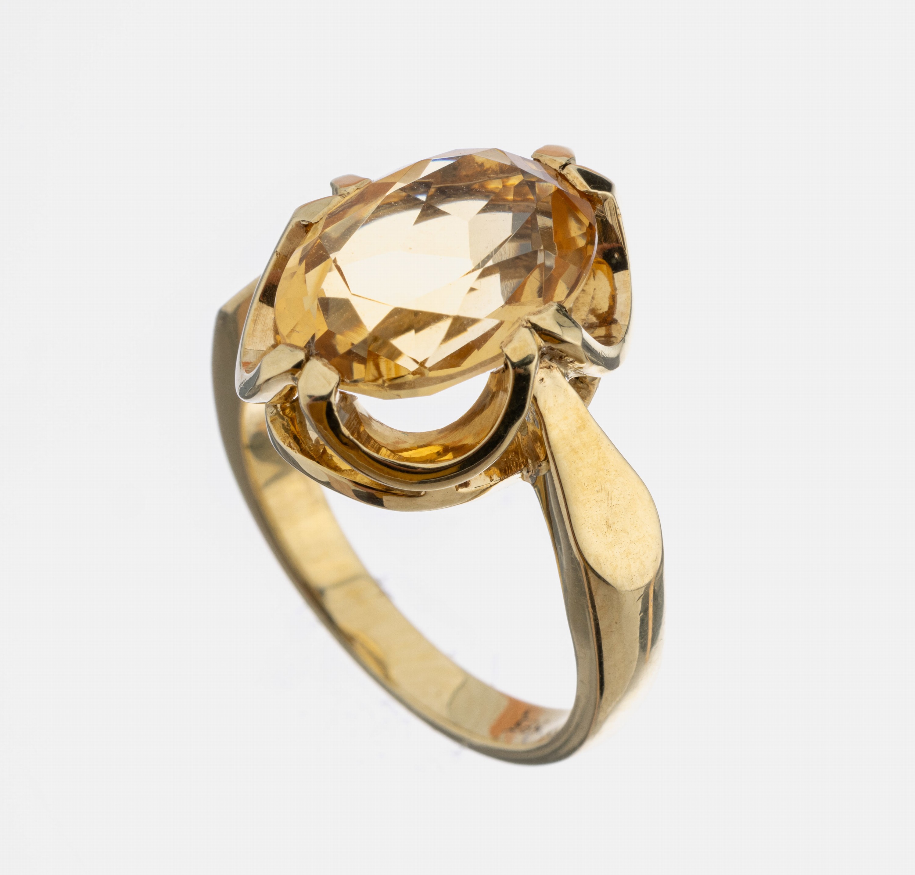 14 kt Gold Citrin-Ring, GG 585/000, ovaler Ringkopf mit bogenförmiger Unterkaderung, ovalfacett. Citrin ca. 4.50 ct, RW 54, ca. 7.9 g