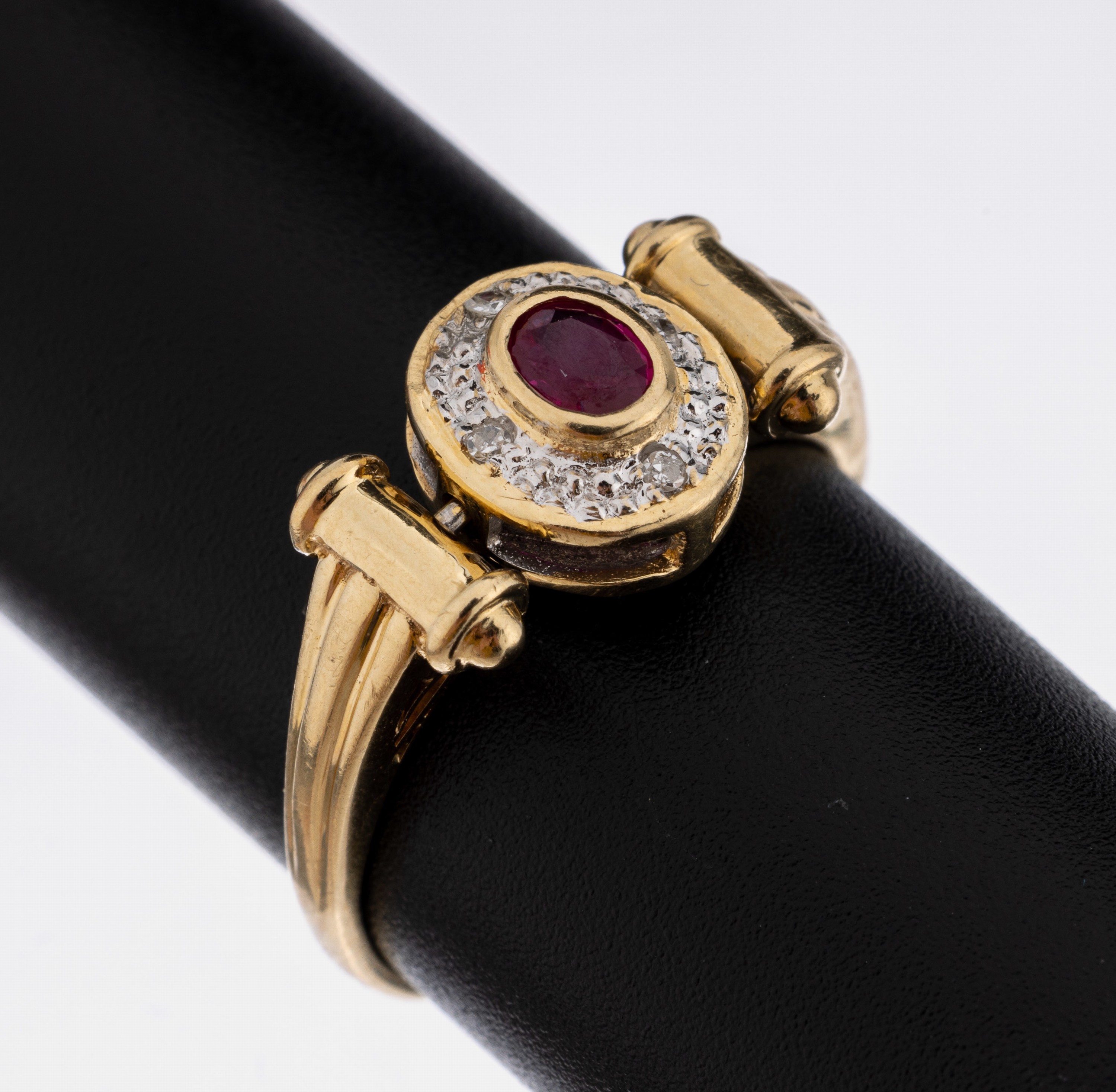 Detail a: 14 kt Gold Rubin-Smaragd-Diamant-Ring, GG 585/000, außergewöhnliche Gestaltung, ovaler Ringkopf drehbar, 1 Seite ovalfacett. Rubin ca. 0.15 ct, 4 ...