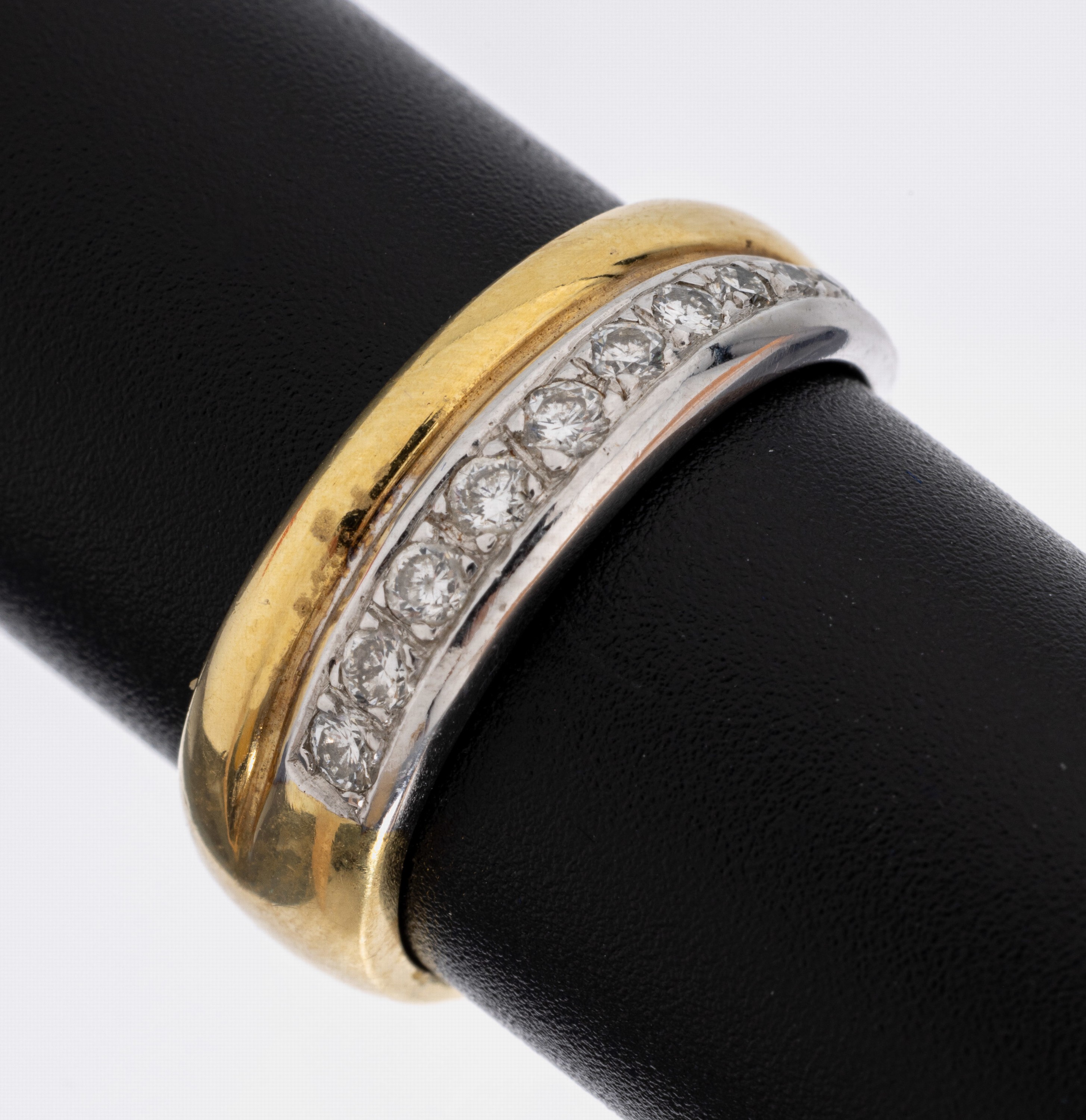 18 kt Gold Brillant-Ring, GG/WG 750/000, 10in WG gefasste Brillanten zus. ca. 0.25 ct Weiß/si, RW 55, ca. 4.5 g