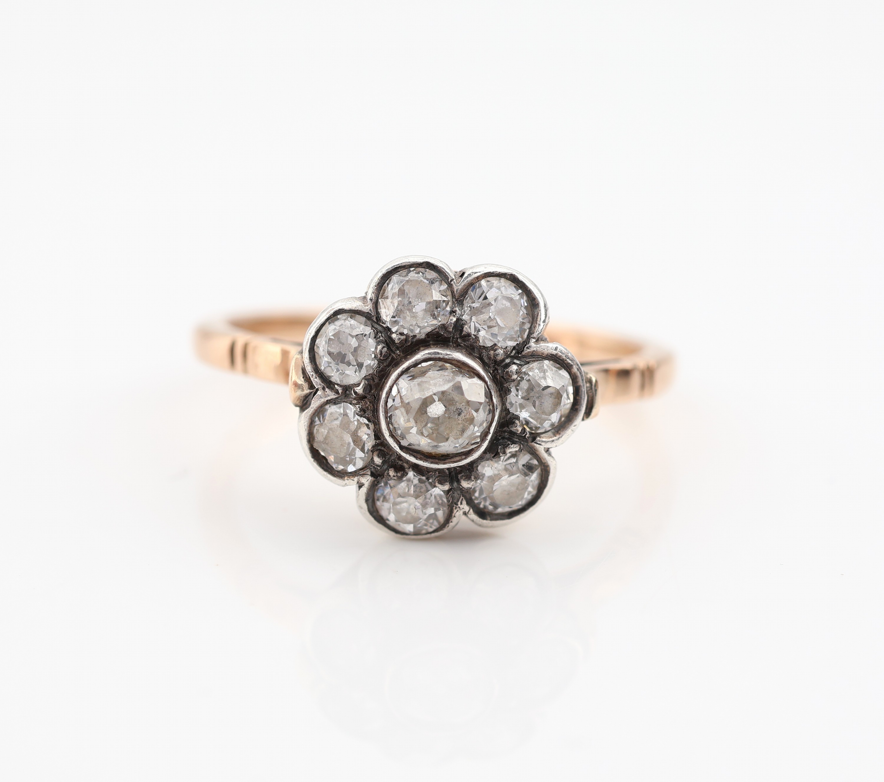 Detail b: 14 kt Gold Diamant-Ring, um 1900, GG 585/000 gepr., Ringkopf blütenf., 8 in Silber gefasste Altschliffdiamanten zus. ca. 0.50 ct Weiß/p, RW 53, ...
