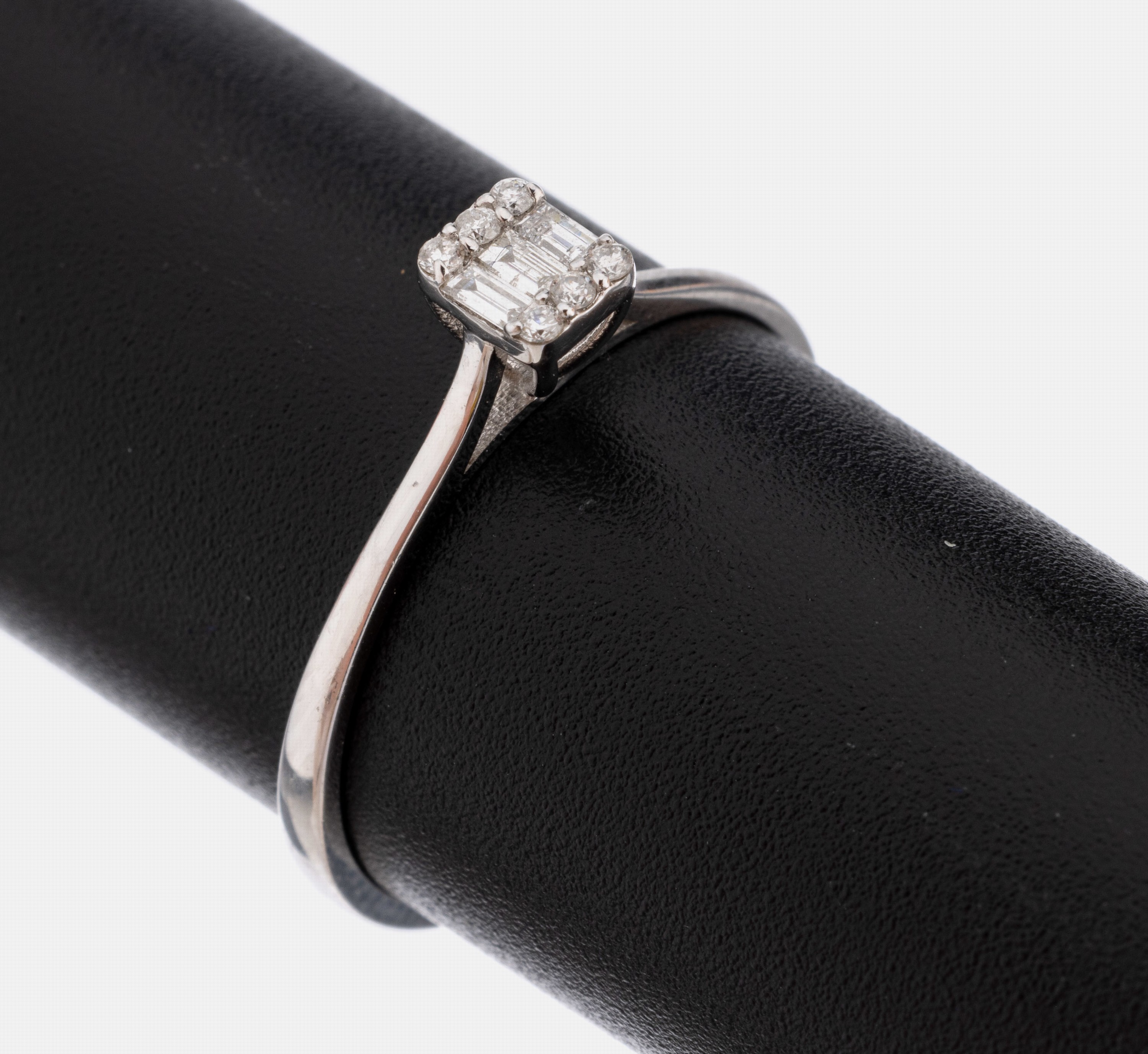 14 kt Gold Diamant-Ring, WG 585/000, feine zarte Verarbeitung, 6 Brillanten und 3 Diamantbaguettes zus. ca. 0.08 ct Weiß/si, RW 53, ca. 1.2 g