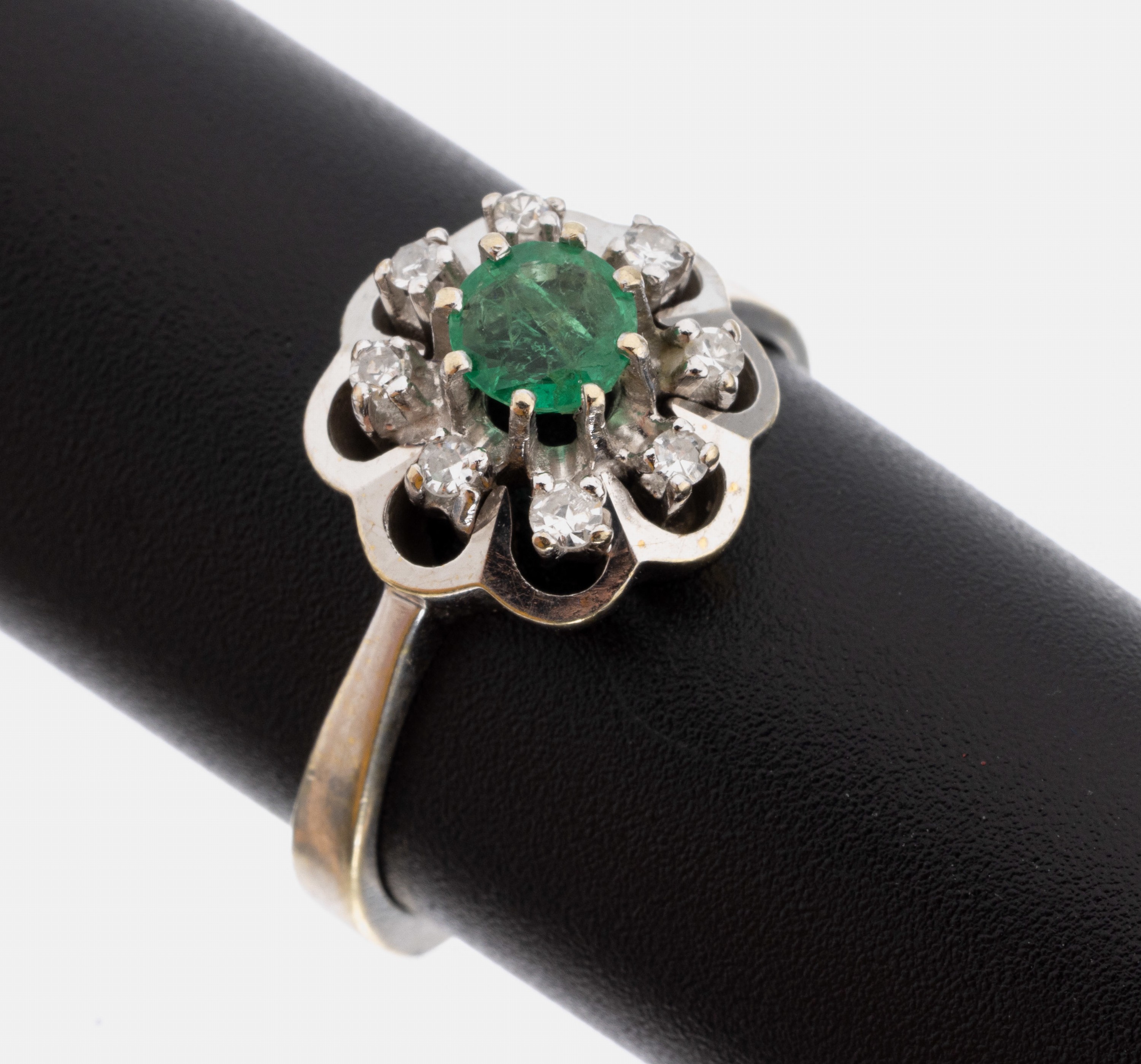 14 kt Gold Smaragd-Diamant-Ring, WG 585/000, Ringkopf in mehreren Ebene, mittig rundfacett. Smaragd ca. 0.25 ct, umgeben von 8 8/8-Diamanten zus. ...