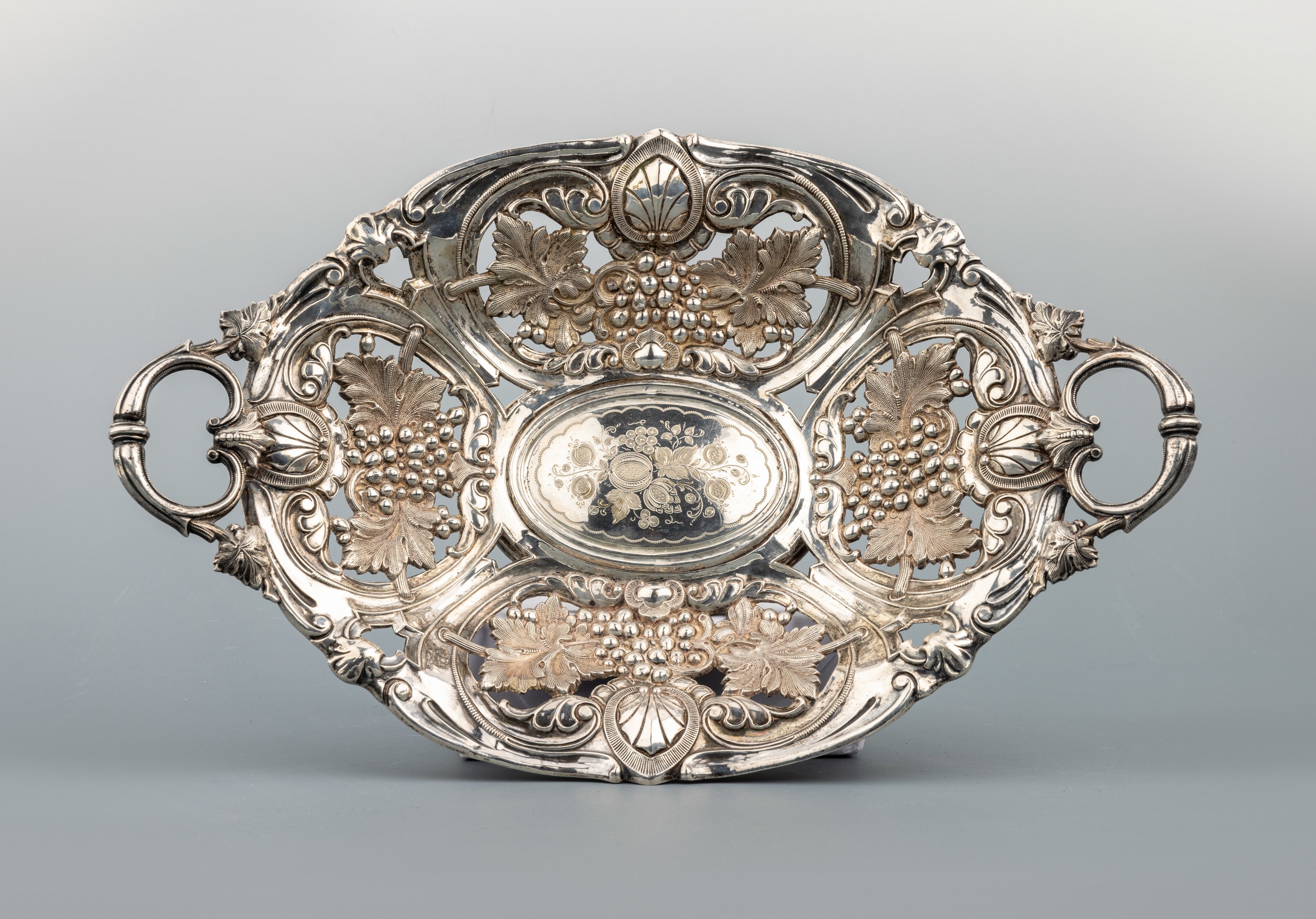 Anbietschale, um 1850-60, 13-Lot Silber, deutsch, durchbrochen gearbeitet, Weinlaubdekor mit Rocaillen, part. fein punziert und grav., ca. 36.5 x 23 ...