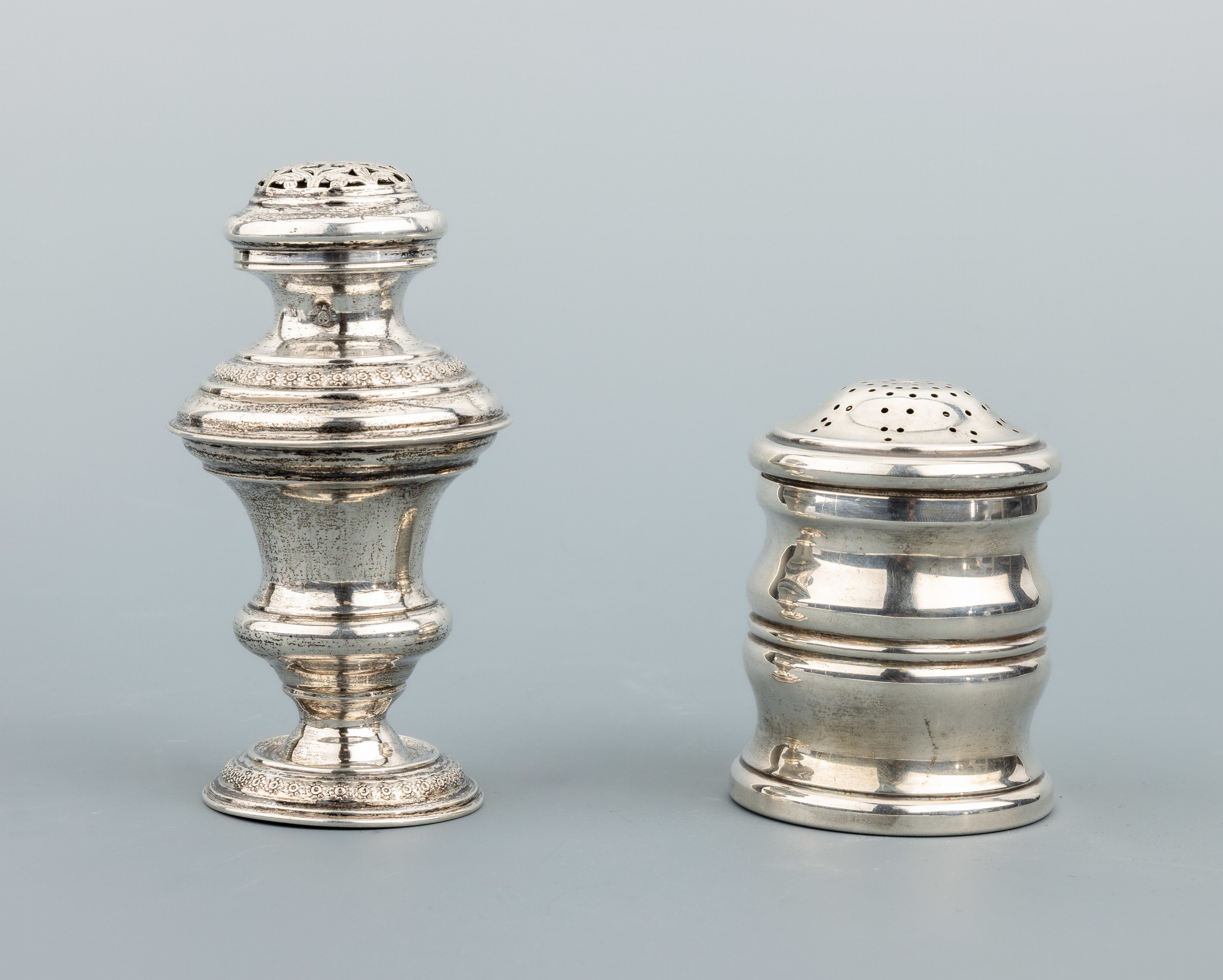 Konvolut 2 Gewürzstreuer, 1 x 13-Lot Silber, Österreich, wohl 1840er-50er Jahre, Marken verschlagen, balusterförmig, Zierbänder, H. ca. 12 cm, ...