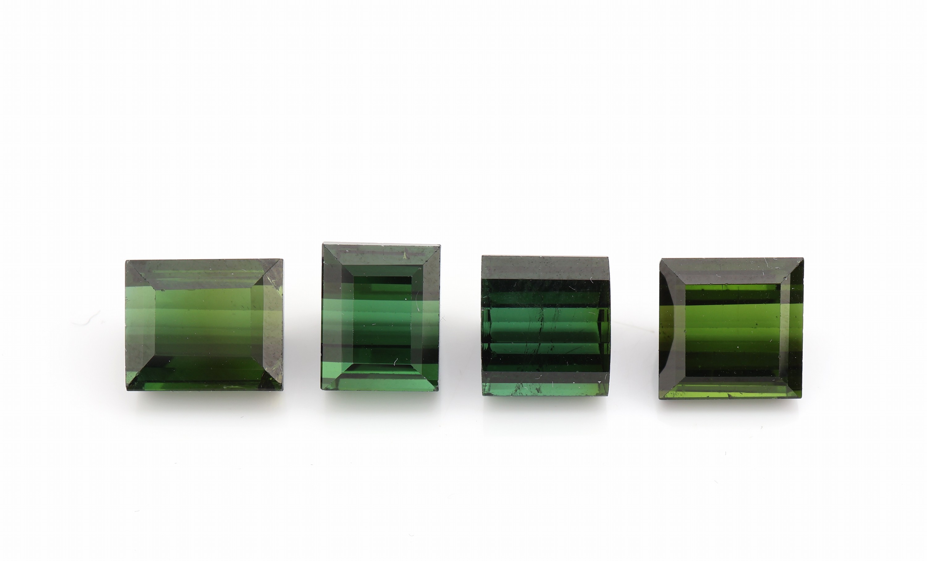 4 lose Turmaline, facett. Rechteckschliff in versch. Größen, schönes intensives Grün, zus. ca. 26.8 ct