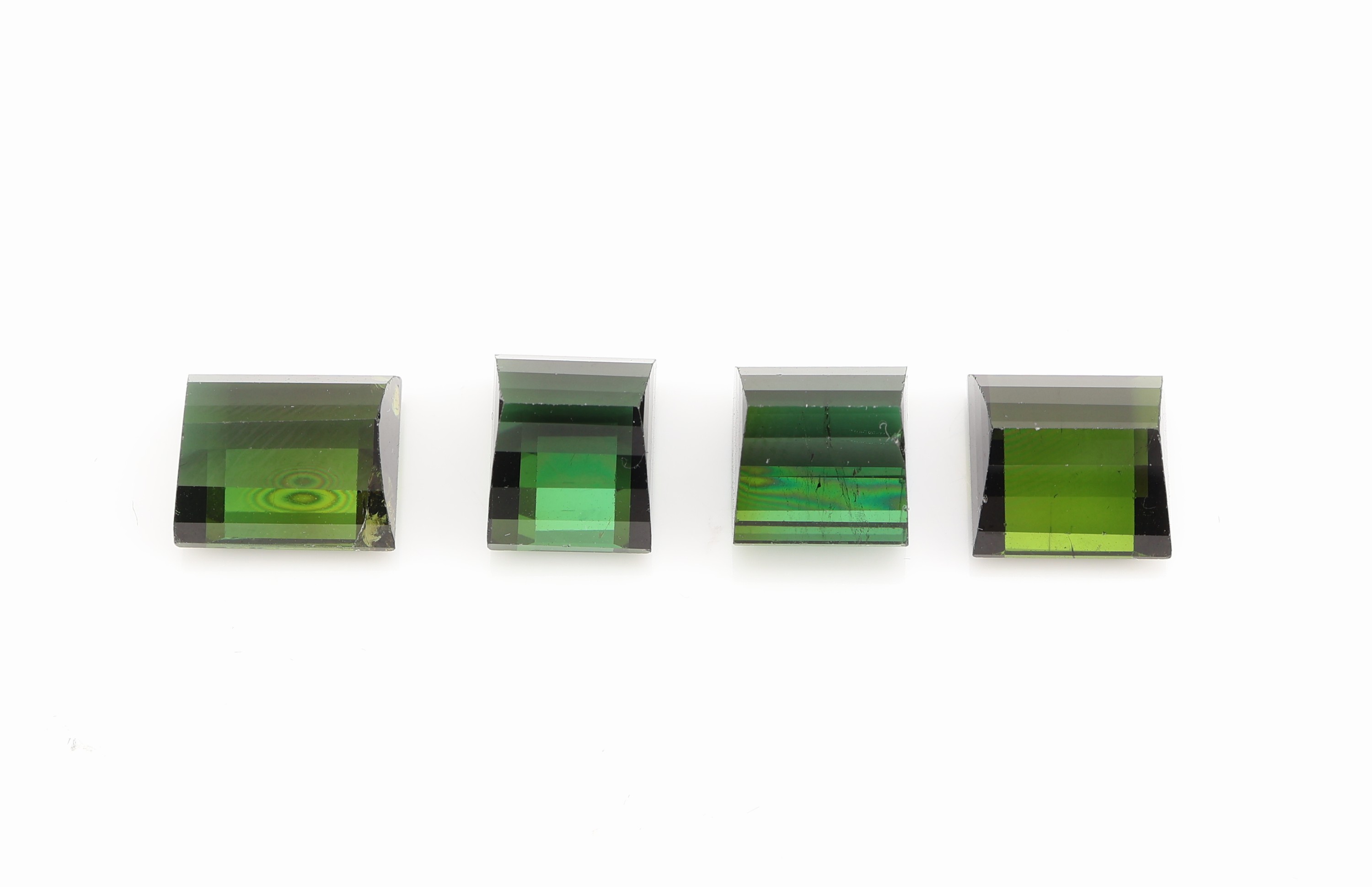 Detail a: 4 lose Turmaline, facett. Rechteckschliff in versch. Größen, schönes intensives Grün, zus. ca. 26.8 ct