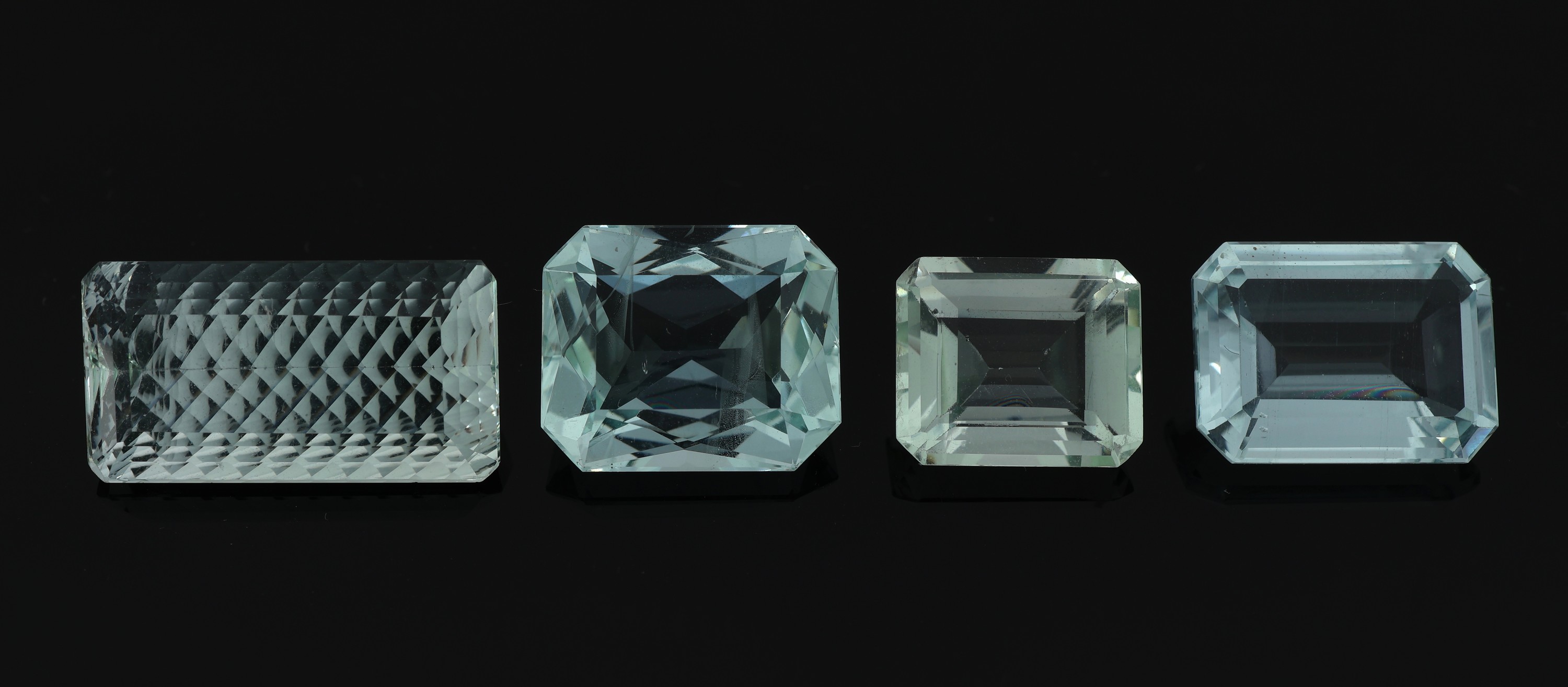 Detail a: 4 lose Aquamarine, 1 x ca. 9.67 ct, im Emerald-Cut, 1 x ca. 6.8 ct, im Emerald-Cut, 1 x ca. 15.98 ct im Emerald-Cut, Unterseite schraffiert facett., ...