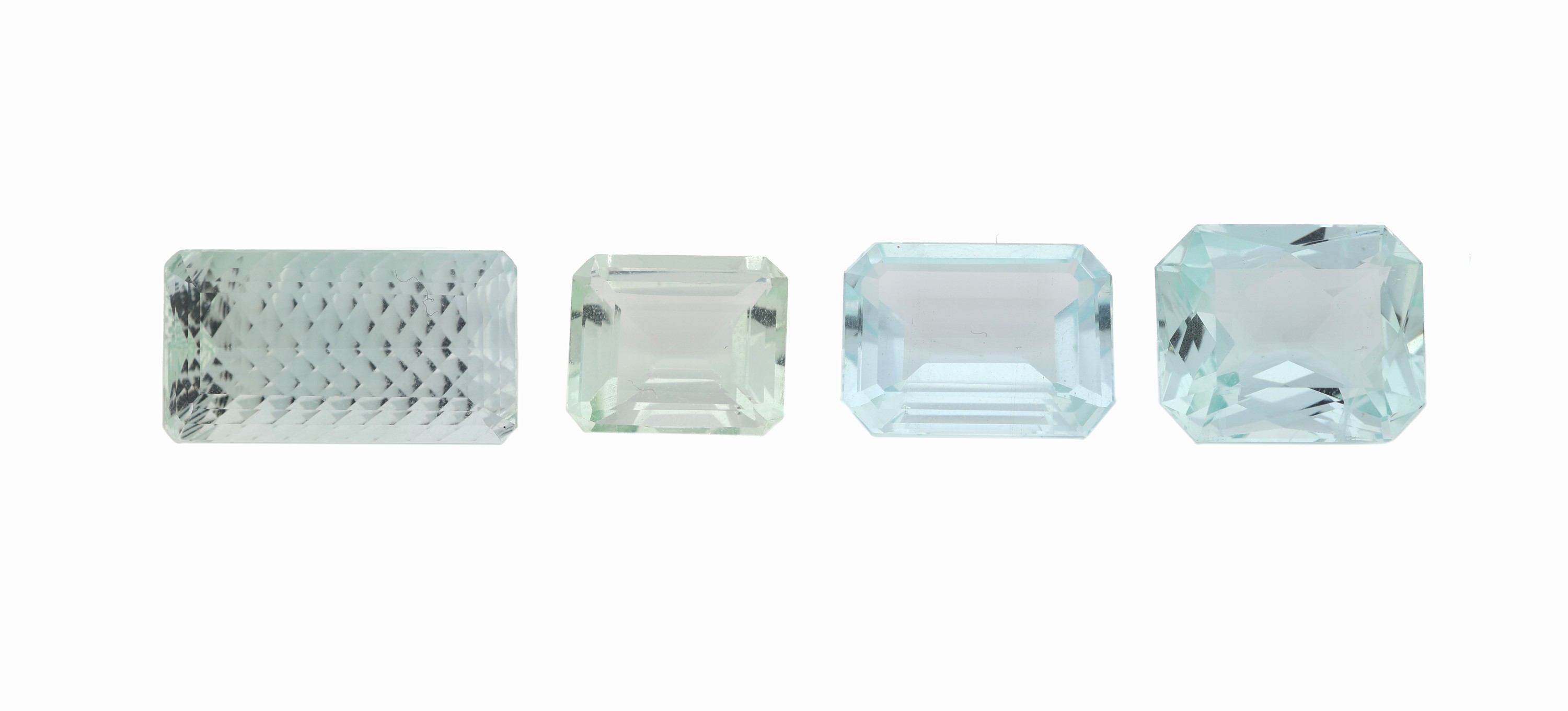 Detail b: 4 lose Aquamarine, 1 x ca. 9.67 ct, im Emerald-Cut, 1 x ca. 6.8 ct, im Emerald-Cut, 1 x ca. 15.98 ct im Emerald-Cut, Unterseite schraffiert facett., ...