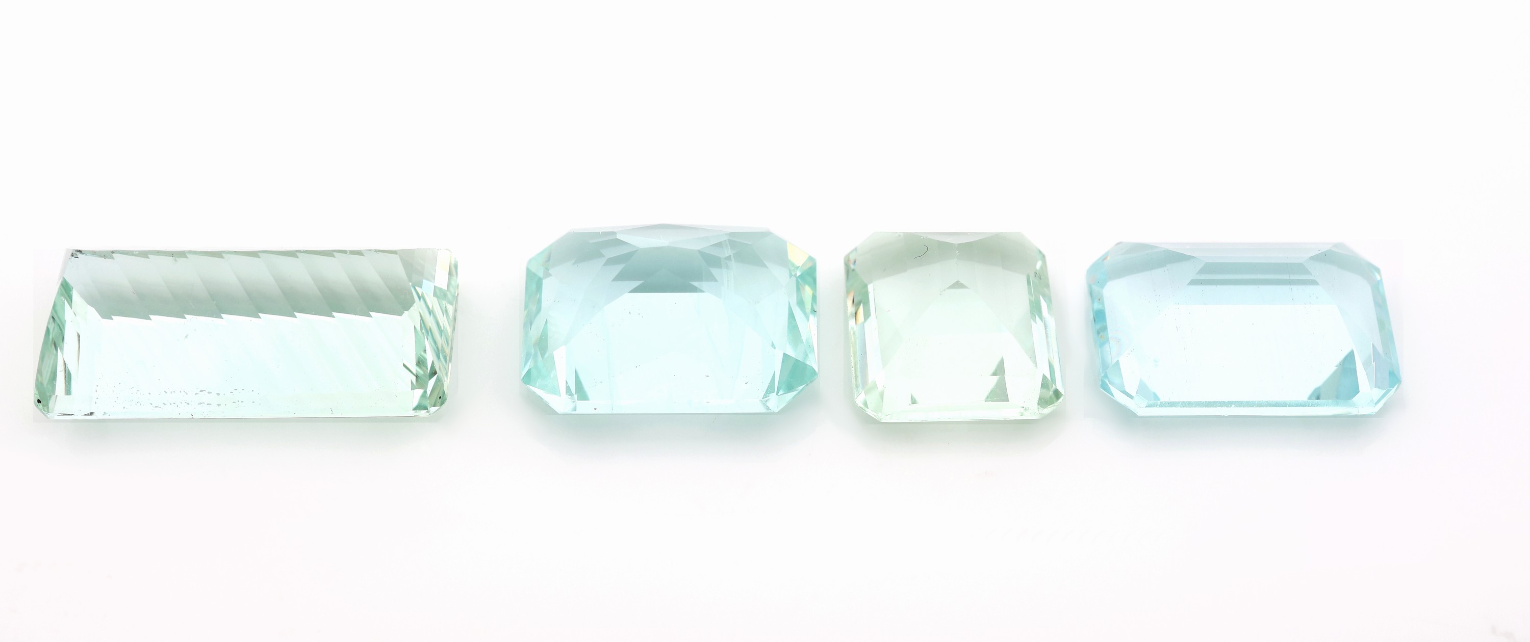 Detail c: 4 lose Aquamarine, 1 x ca. 9.67 ct, im Emerald-Cut, 1 x ca. 6.8 ct, im Emerald-Cut, 1 x ca. 15.98 ct im Emerald-Cut, Unterseite schraffiert facett., ...