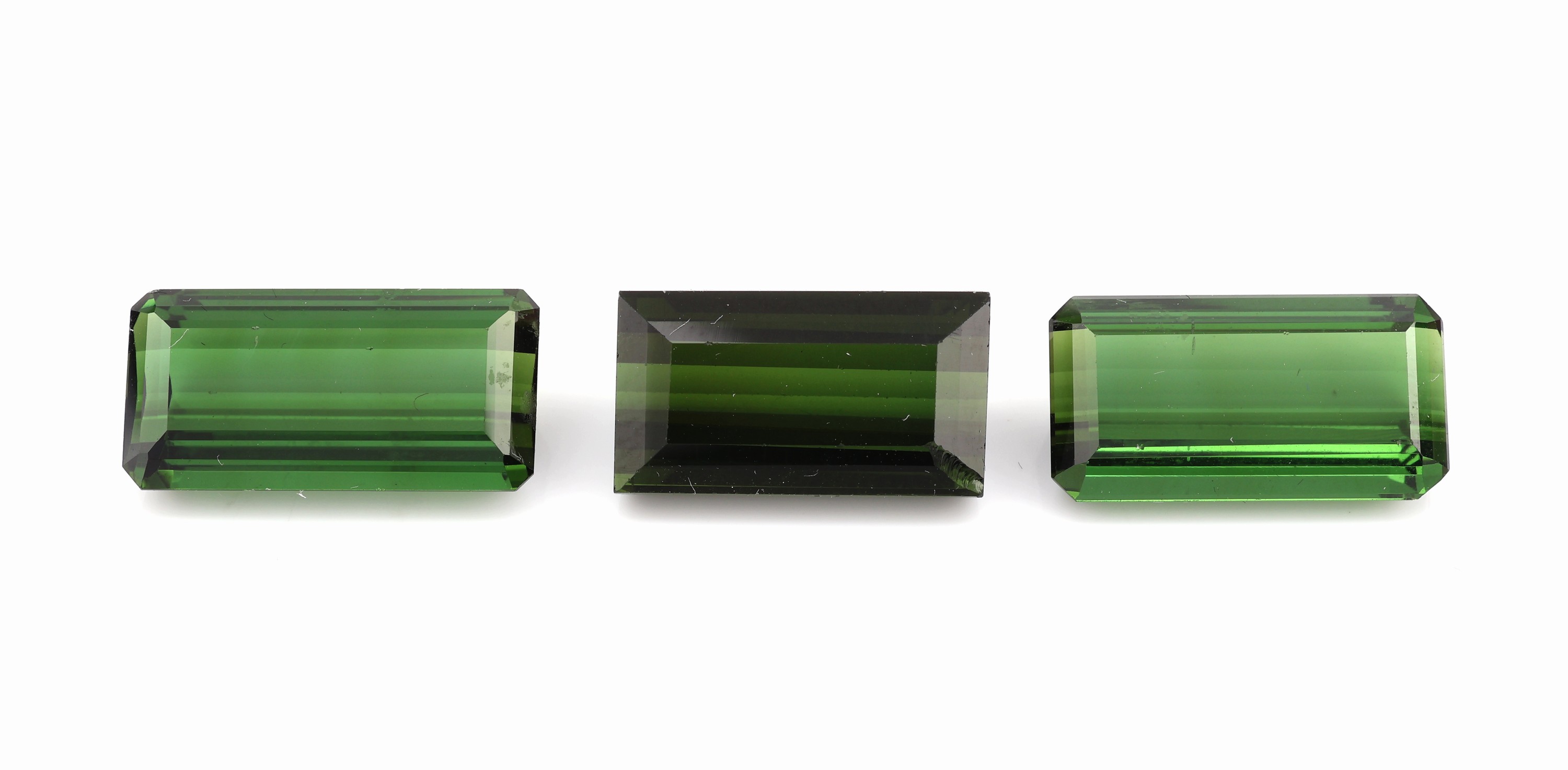3 lose Turmaline , 1x im Baguetteschliff, l.besch., ca. 6.73 ct, 1x im 8-eckigen Baguetteschliff ca. 6.14 ct, 1x im 8-eckigen Baguetteschliff ca. ...