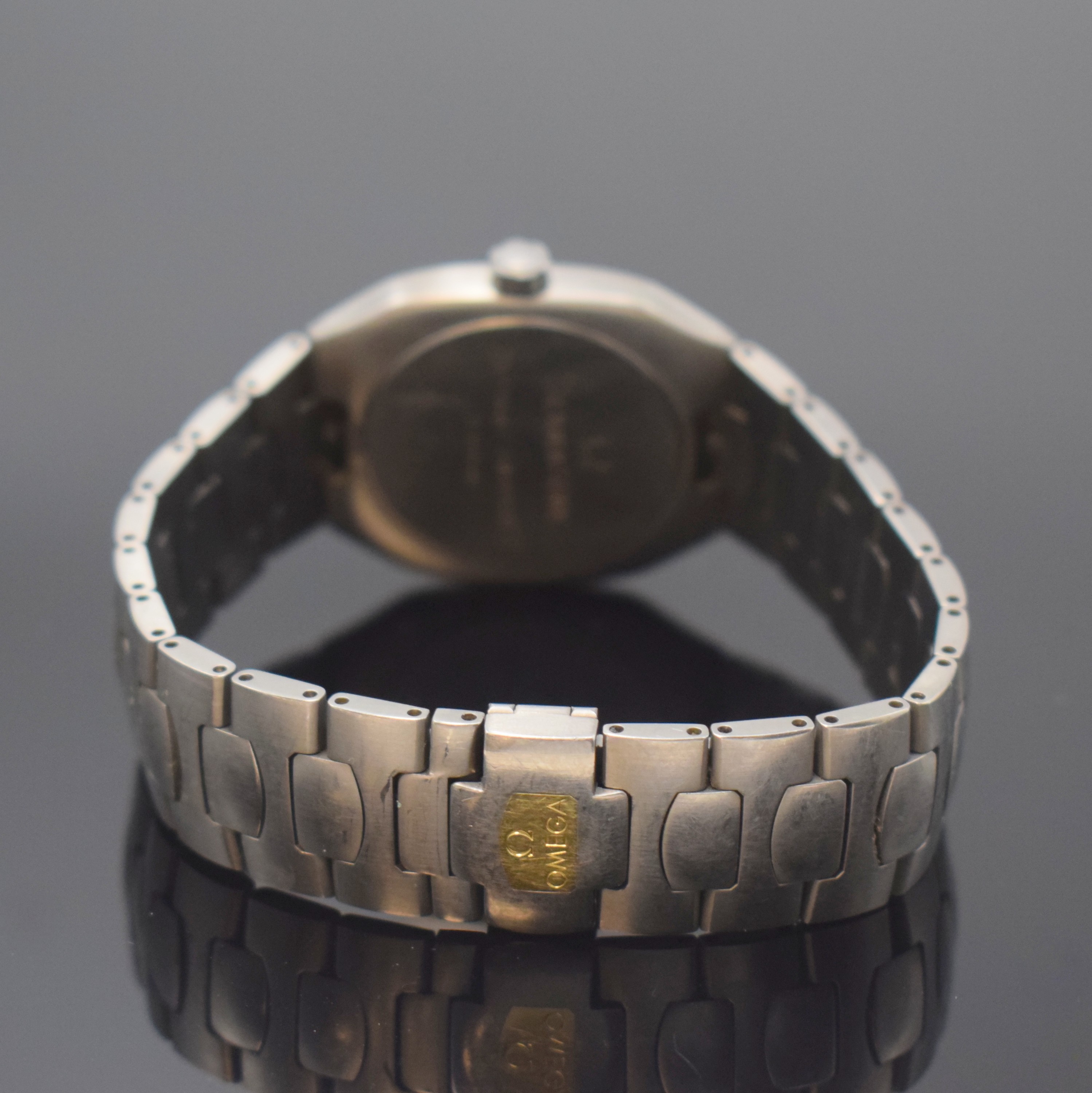 Detail b: OMEGA Seamaster Polaris Armbanduhr in Titan mit Palladium Intarsie Referenz 196.0291/396.0981, Schweiz um 1985, quarz, Boden aufgedr., orig. ...