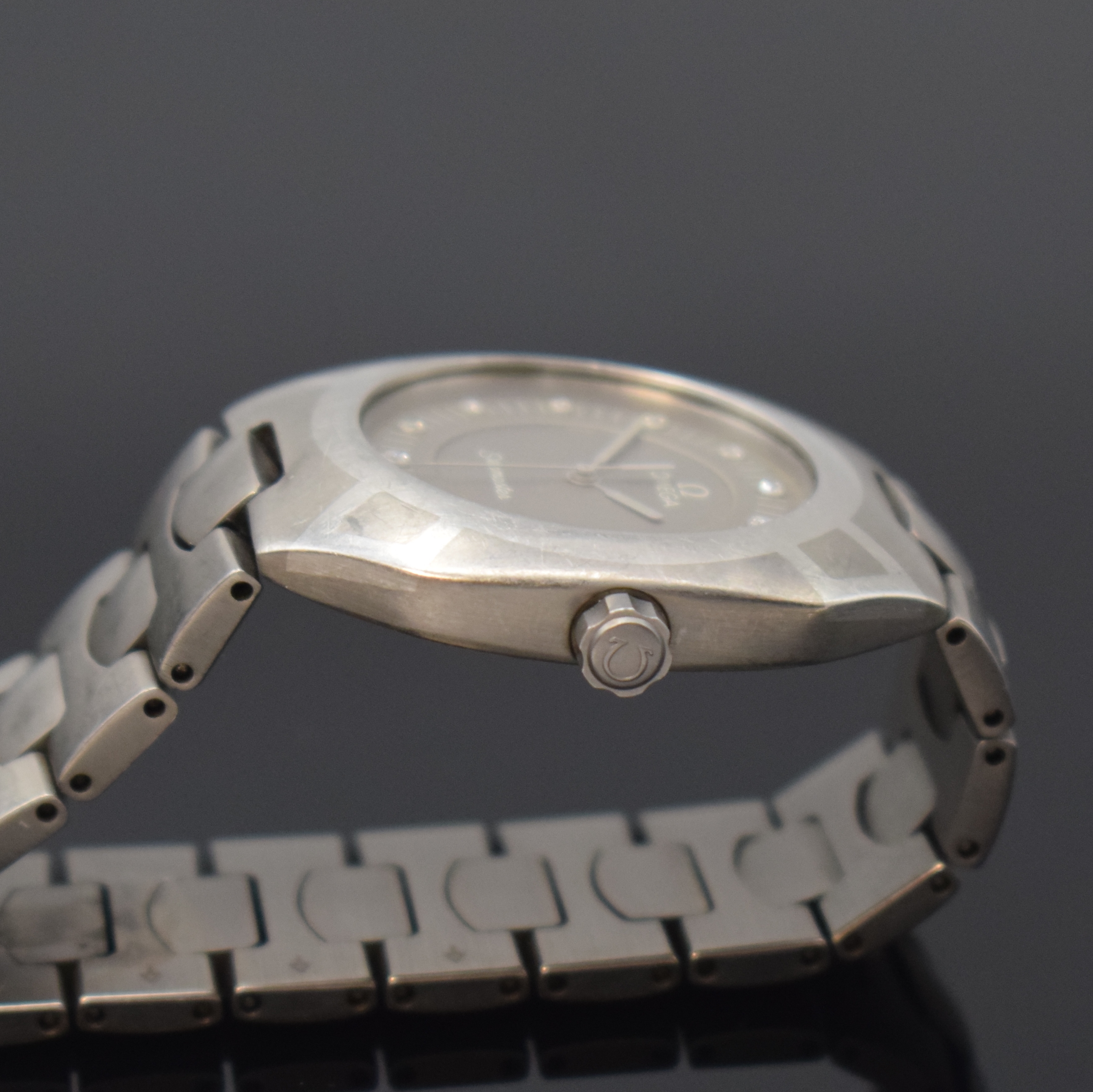 Detail c: OMEGA Seamaster Polaris Armbanduhr in Titan mit Palladium Intarsie Referenz 196.0291/396.0981, Schweiz um 1985, quarz, Boden aufgedr., orig. ...