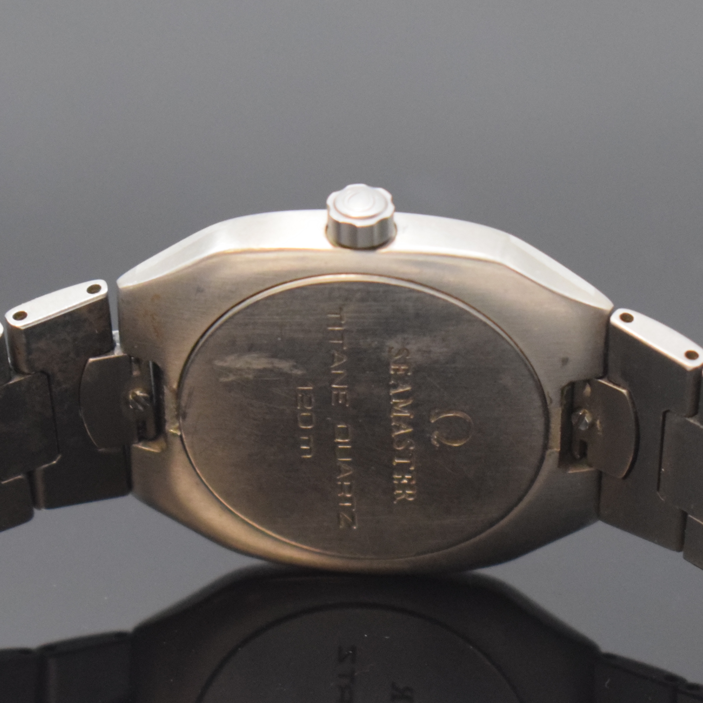 Detail d: OMEGA Seamaster Polaris Armbanduhr in Titan mit Palladium Intarsie Referenz 196.0291/396.0981, Schweiz um 1985, quarz, Boden aufgedr., orig. ...