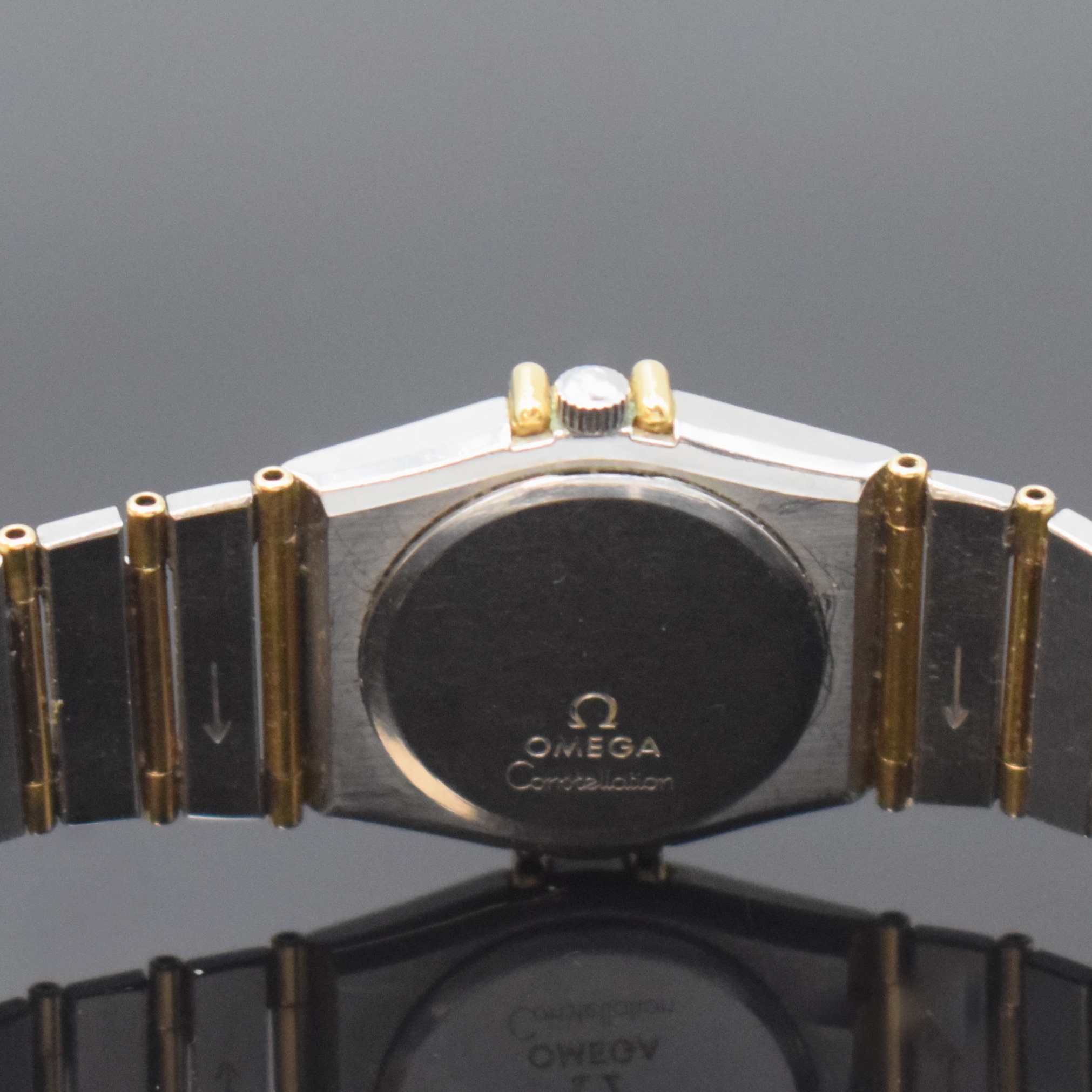 Detail d: OMEGA Constellation Damenarmbanduhr in Stahl/ Gold Referenz 795.1080, Schweiz um 1990, quarz, Boden aufgedr., orig. Gliederband m. Faltschl., ...