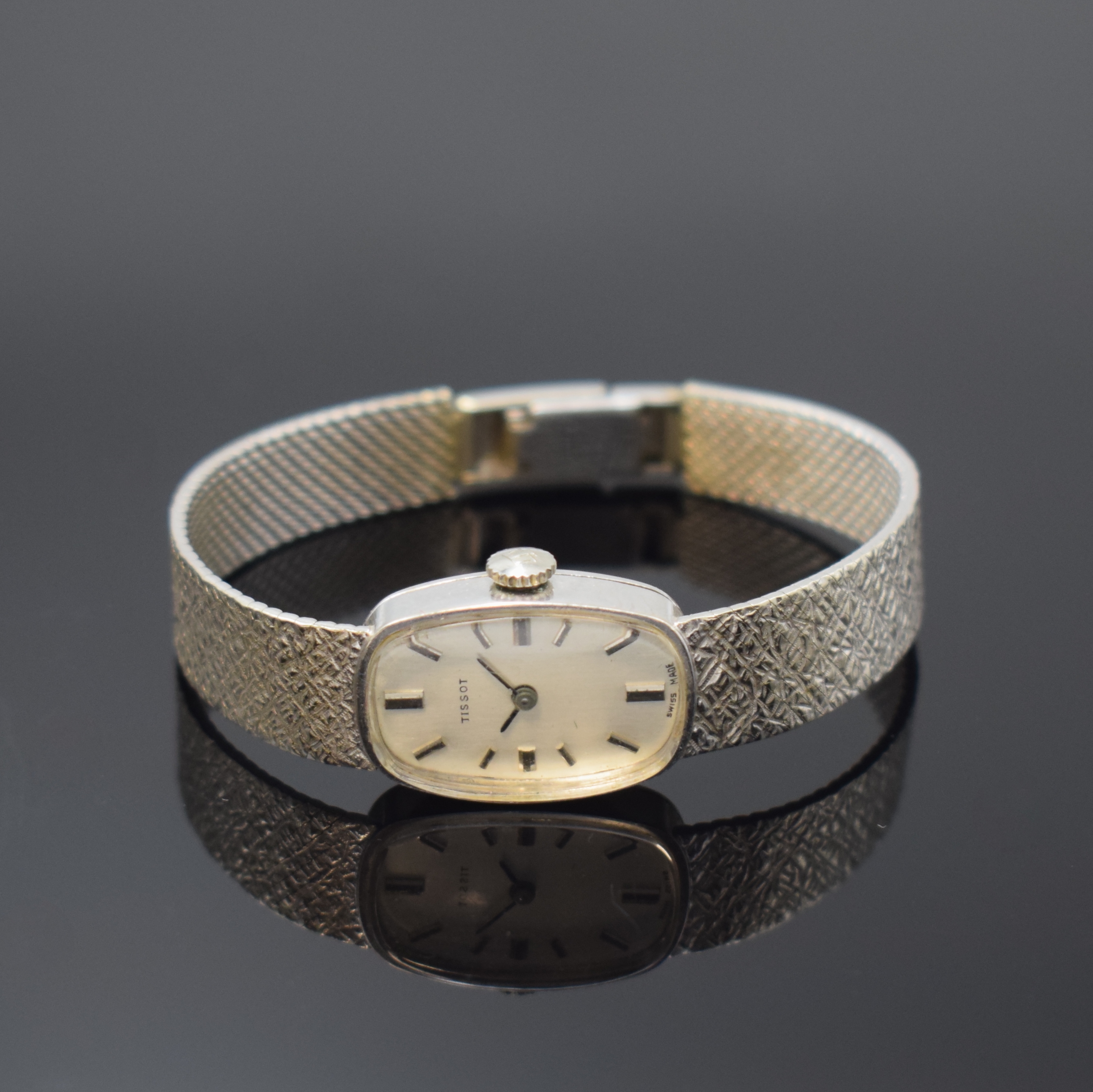 TISSOT Damenarmbanduhr in WG 585/000, Schweiz um 1967, Handaufzug, Boden aufgedr., silb. Zifferbl. m. aufgel. Std.-Ind., rotverg. Werk Kal. 530-1, 17 ...