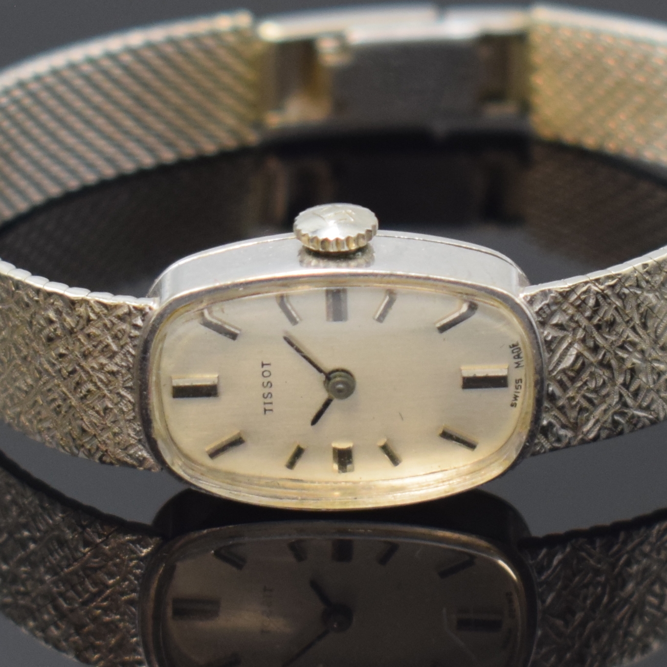 Detail a: TISSOT Damenarmbanduhr in WG 585/000, Schweiz um 1967, Handaufzug, Boden aufgedr., silb. Zifferbl. m. aufgel. Std.-Ind., rotverg. Werk Kal. 530-1, 17 ...