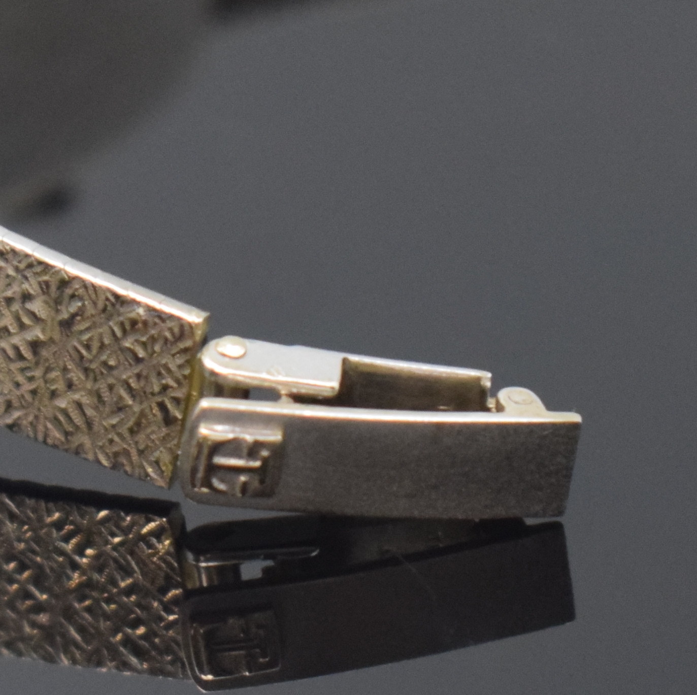 Detail b: TISSOT Damenarmbanduhr in WG 585/000, Schweiz um 1967, Handaufzug, Boden aufgedr., silb. Zifferbl. m. aufgel. Std.-Ind., rotverg. Werk Kal. 530-1, 17 ...