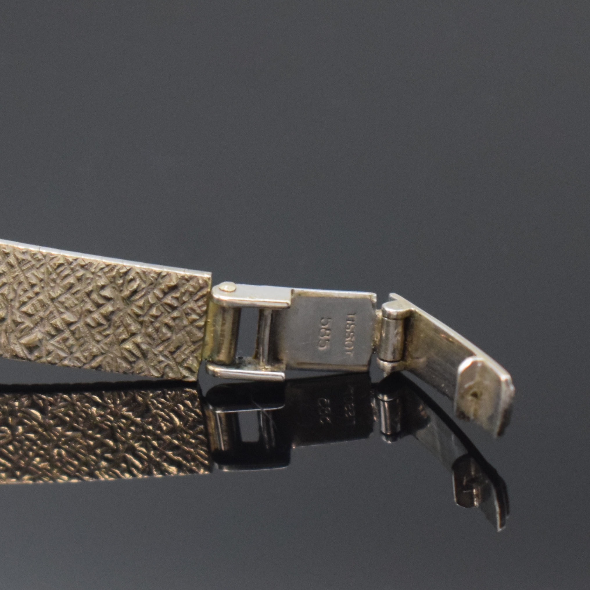 Detail c: TISSOT Damenarmbanduhr in WG 585/000, Schweiz um 1967, Handaufzug, Boden aufgedr., silb. Zifferbl. m. aufgel. Std.-Ind., rotverg. Werk Kal. 530-1, 17 ...