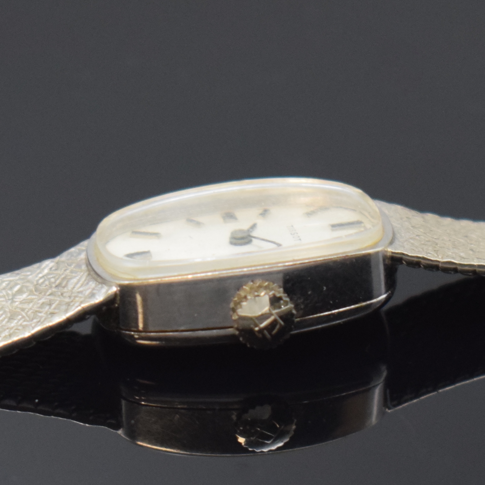 Detail d: TISSOT Damenarmbanduhr in WG 585/000, Schweiz um 1967, Handaufzug, Boden aufgedr., silb. Zifferbl. m. aufgel. Std.-Ind., rotverg. Werk Kal. 530-1, 17 ...
