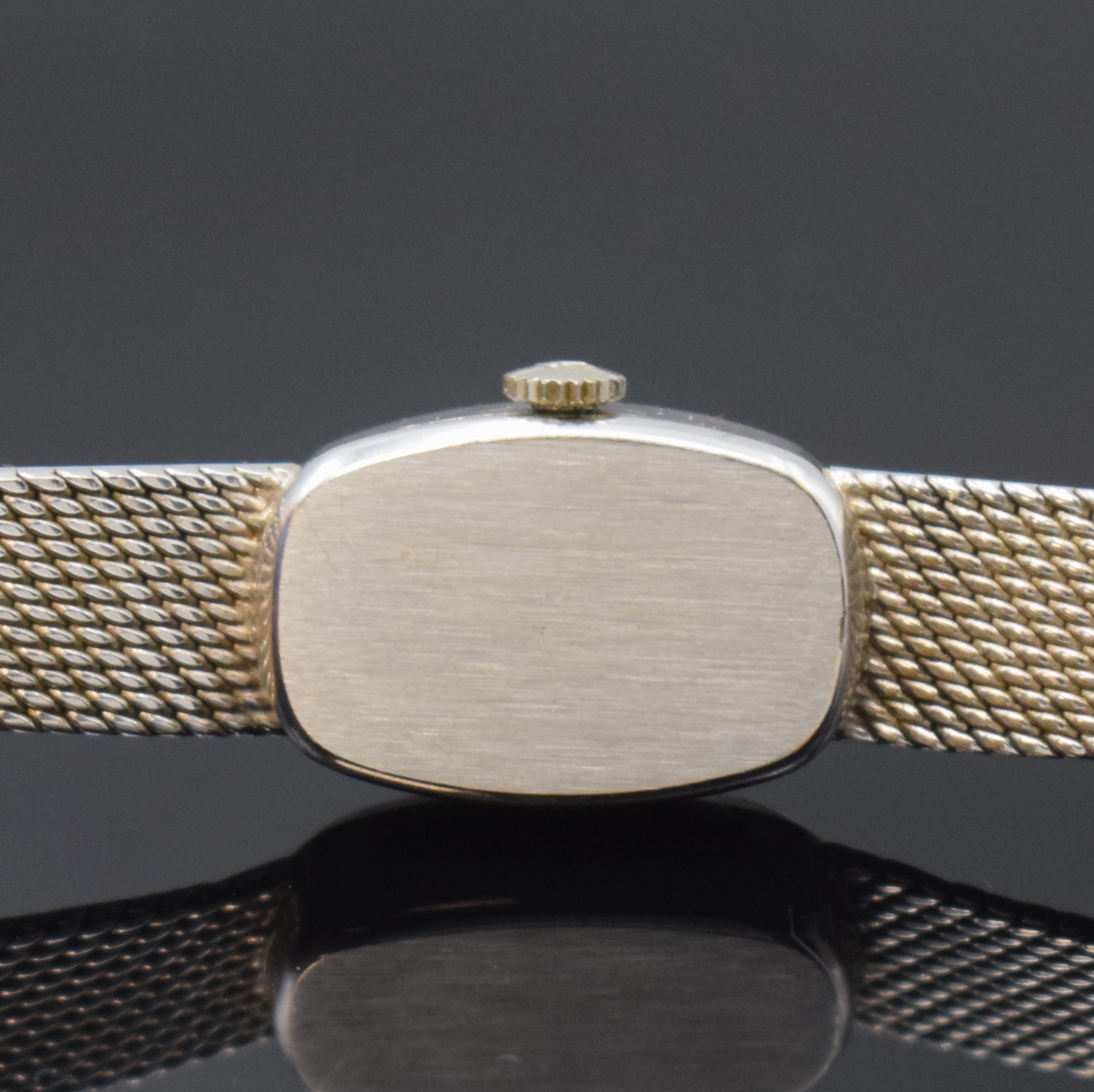 Detail e: TISSOT Damenarmbanduhr in WG 585/000, Schweiz um 1967, Handaufzug, Boden aufgedr., silb. Zifferbl. m. aufgel. Std.-Ind., rotverg. Werk Kal. 530-1, 17 ...