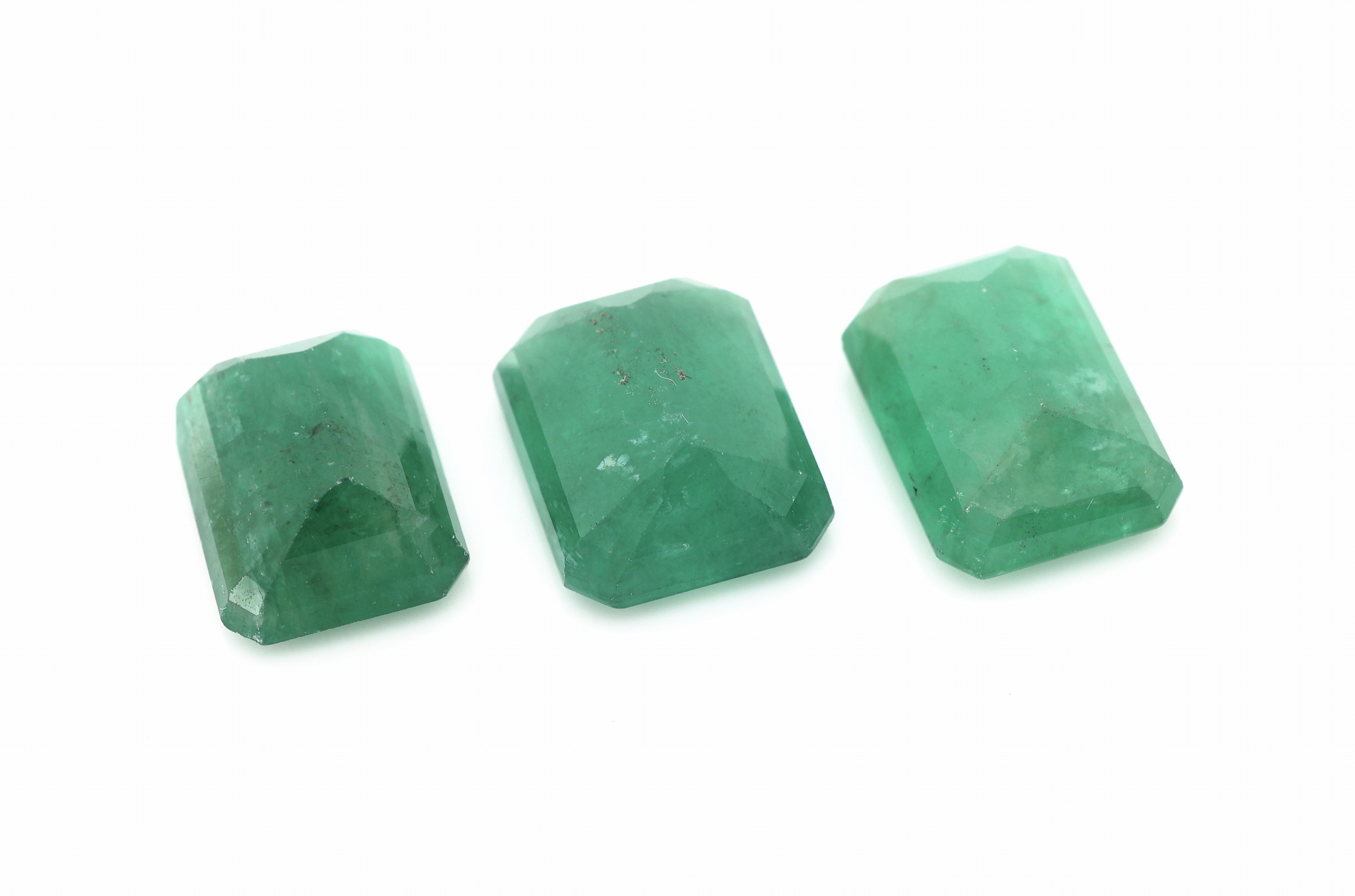 Detail a: 3 lose Smaragde, Emerald-Cut, 1x 4.26 ct, 1x 4.79 ct, 1x 3.93 ct